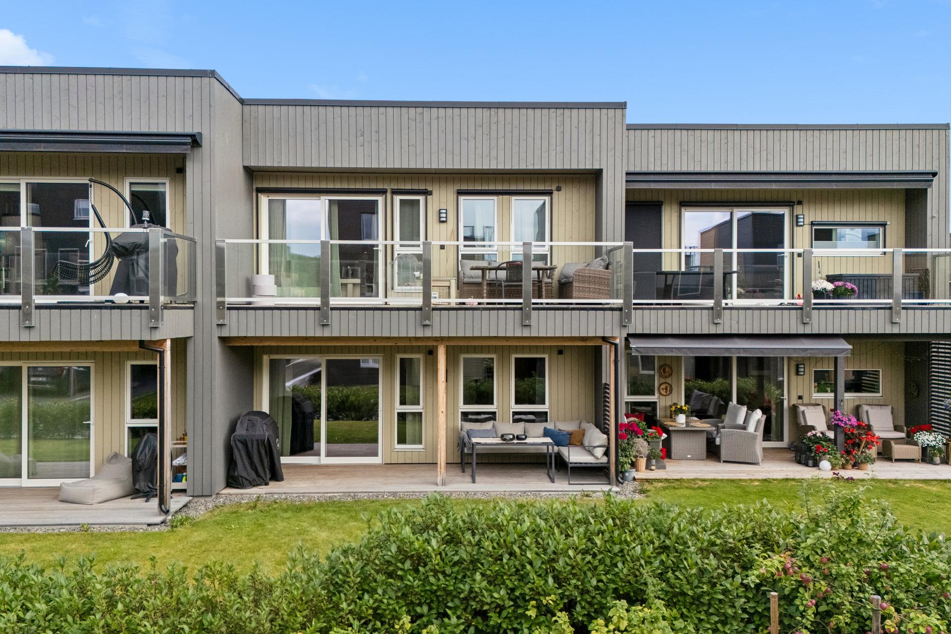 Leiligheten har en overbygget, vestvendt terrasse på 14 m² på bakkeplan. . Bilde nummer 3 av 3