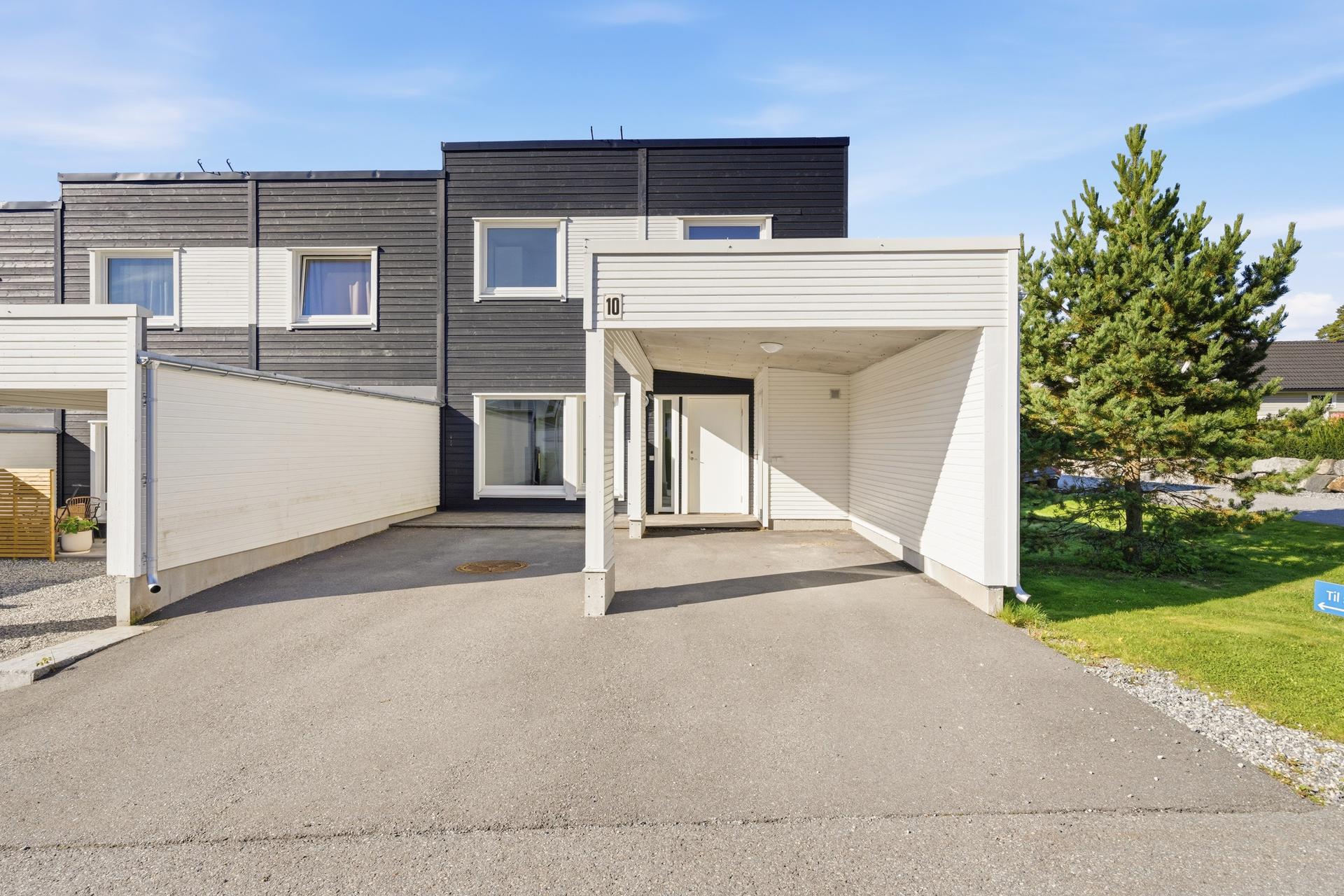 Bygget er fra 2016 og har en ettertraktet endebeliggenhet. Asfaltert gårdsplass og egen carport.. Bilde nummer 3 av 3