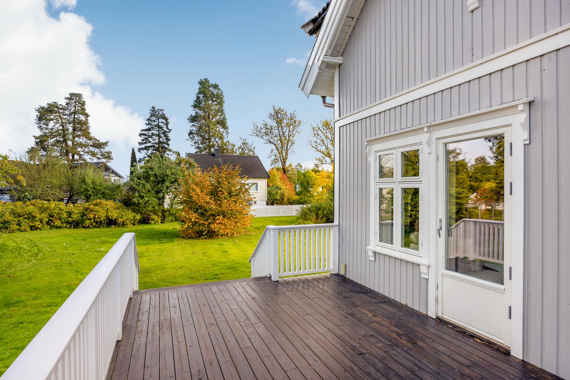 Fra stuen er det direkte utgang til en romslig og vestvendt terrasse etablert i 2014.. Bilde nummer 3 av 3