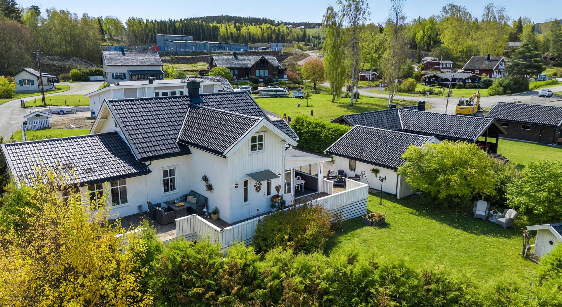 Enebolig over to plan med landlig beliggenhet og Mjøsa i umiddelbar nærhet. - Sommerbilde - Illustrasjonsbilde (EM1 AI). Bilde nummer 2 av 3
