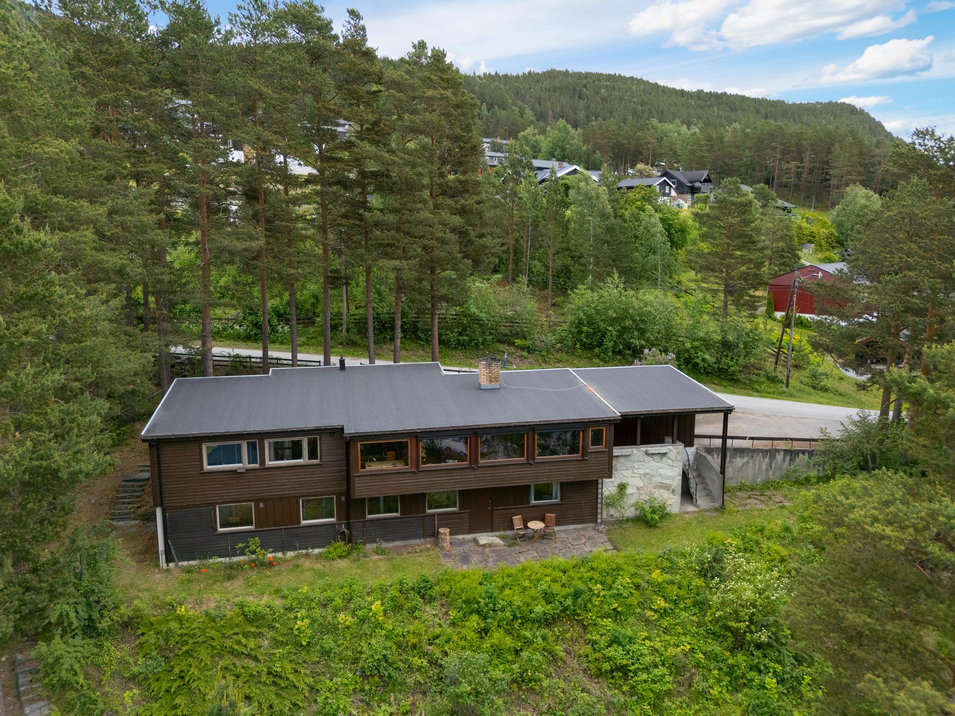 Torehaugvegen 45 er en særpreget bolig som ligger svært sentralt til i et etablert område.. Bilde nummer 2 av 3