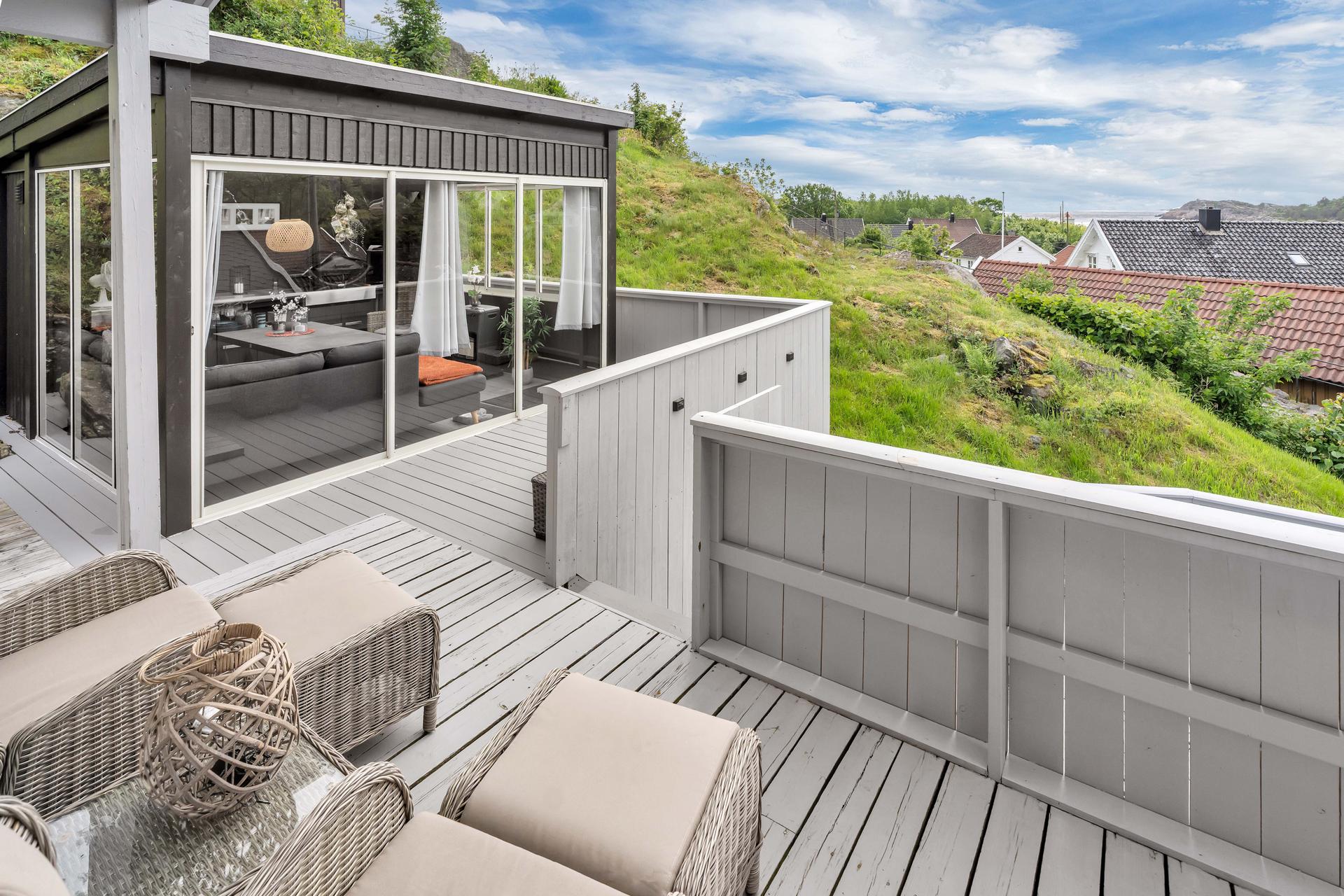 Store terrasser på til sammen 110 m² og en hagestue gir rikelig med plass.. Bilde nummer 3 av 3