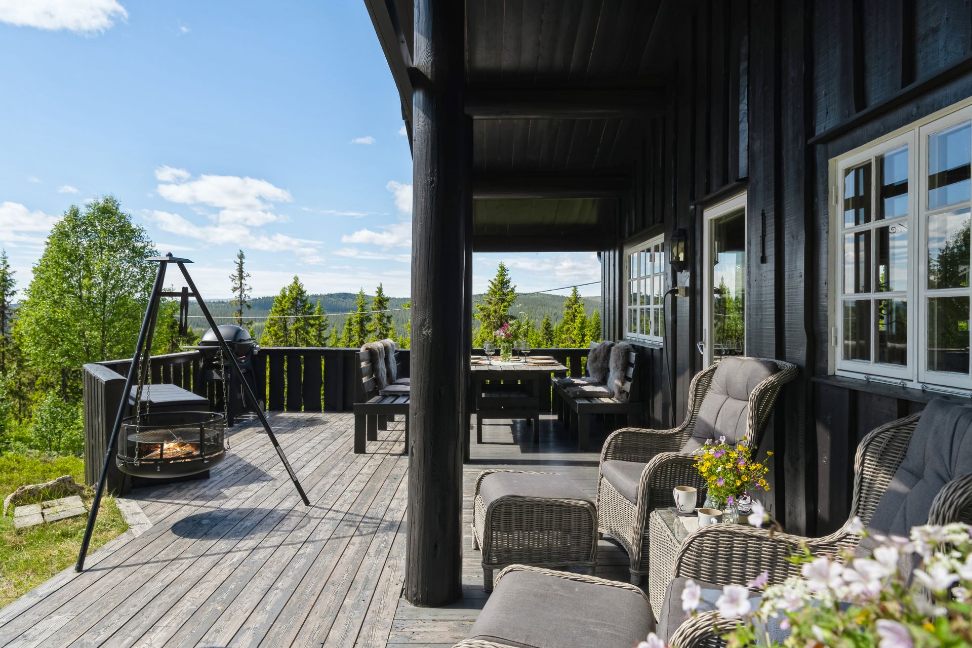 Terrassen har plass for flere sittegrupper. Bilde nummer 2 av 3