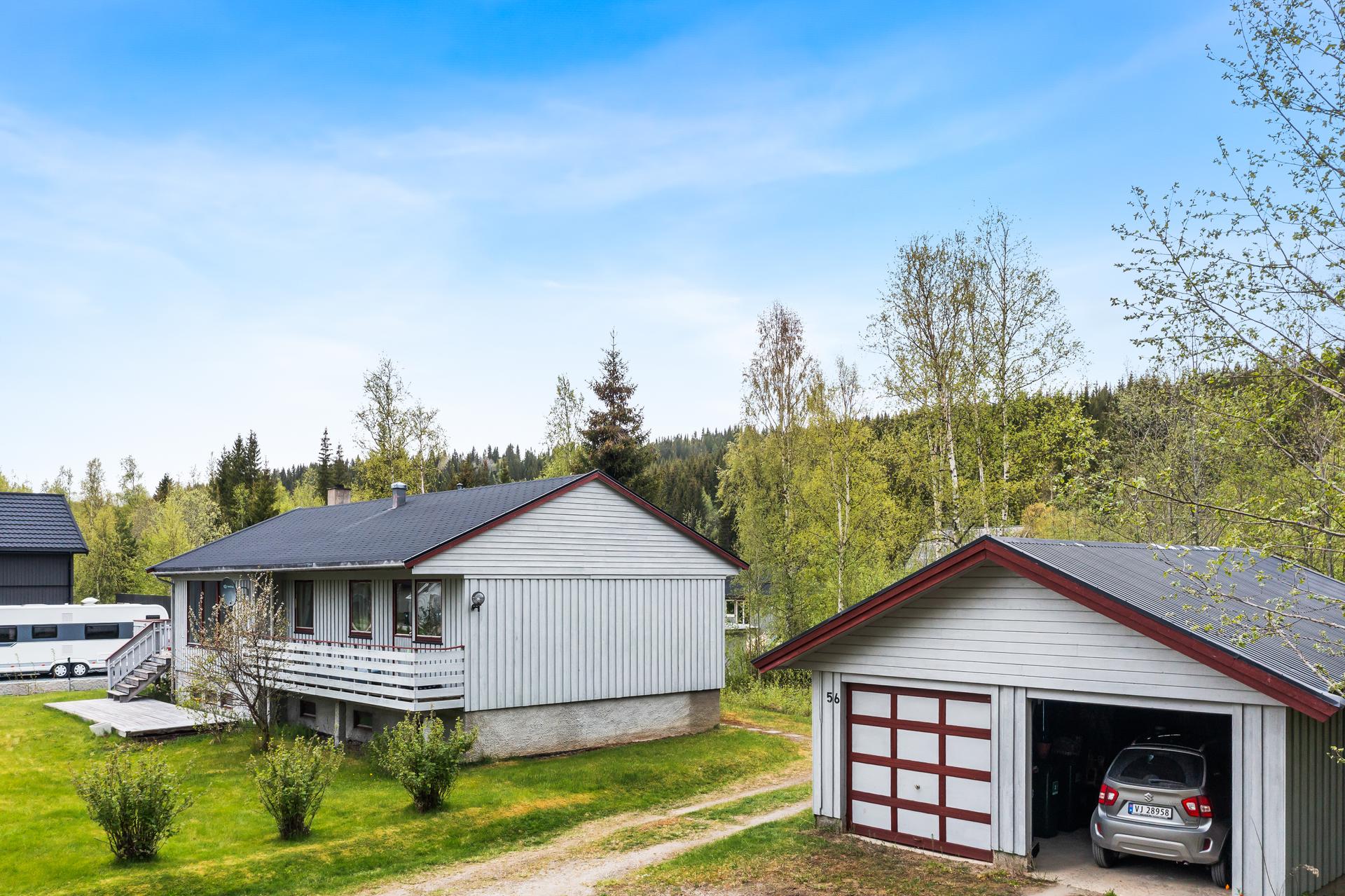 Boligen ble oppført i 1983 og har et bruksareal på 190m².. Bilde nummer 3 av 3