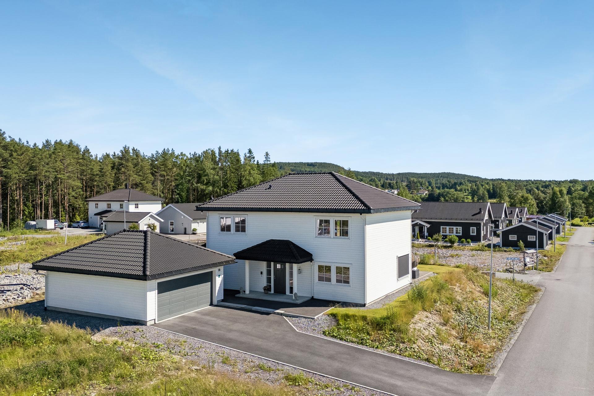 Herskapelig enebolig med dobbelgarasje og 2 elbilladere.. Bilde nummer 2 av 3