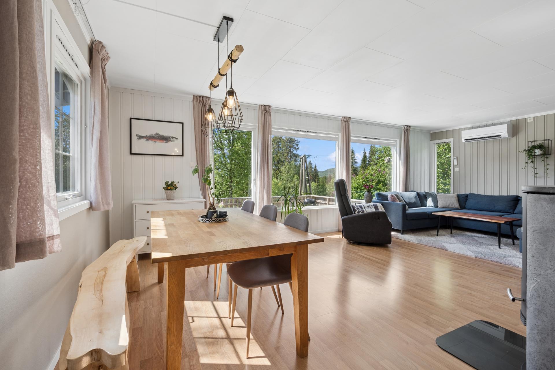 Enebolig med 3 soverom, terrasser, fine uteområder og garasje. Bilde nummer 2 av 3