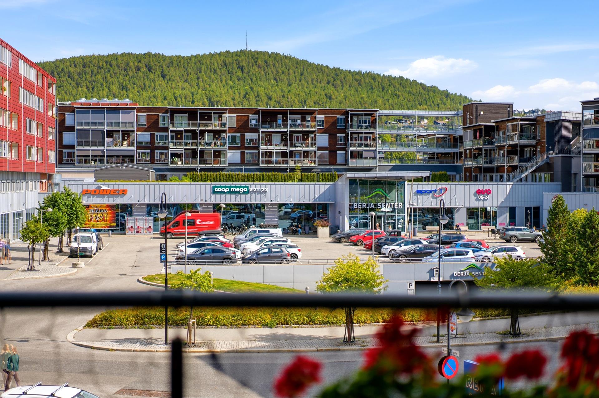 Her bor man midt i bykjernen, med gangavstand til alle sentrums fasiliteter. . Bilde nummer 3 av 3