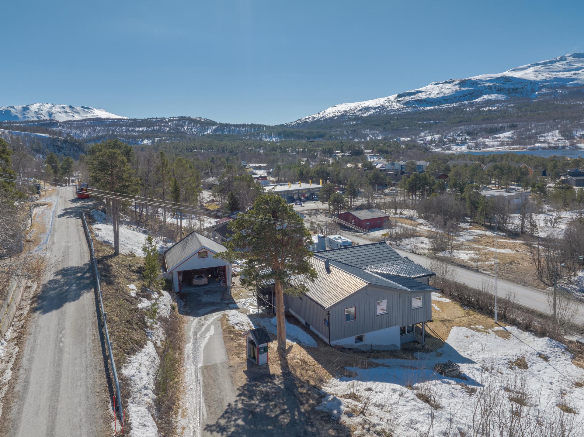Boligen ligger fint til på en høyde og tomta er skrående fra øst mot vest. Bilde nummer 3 av 3