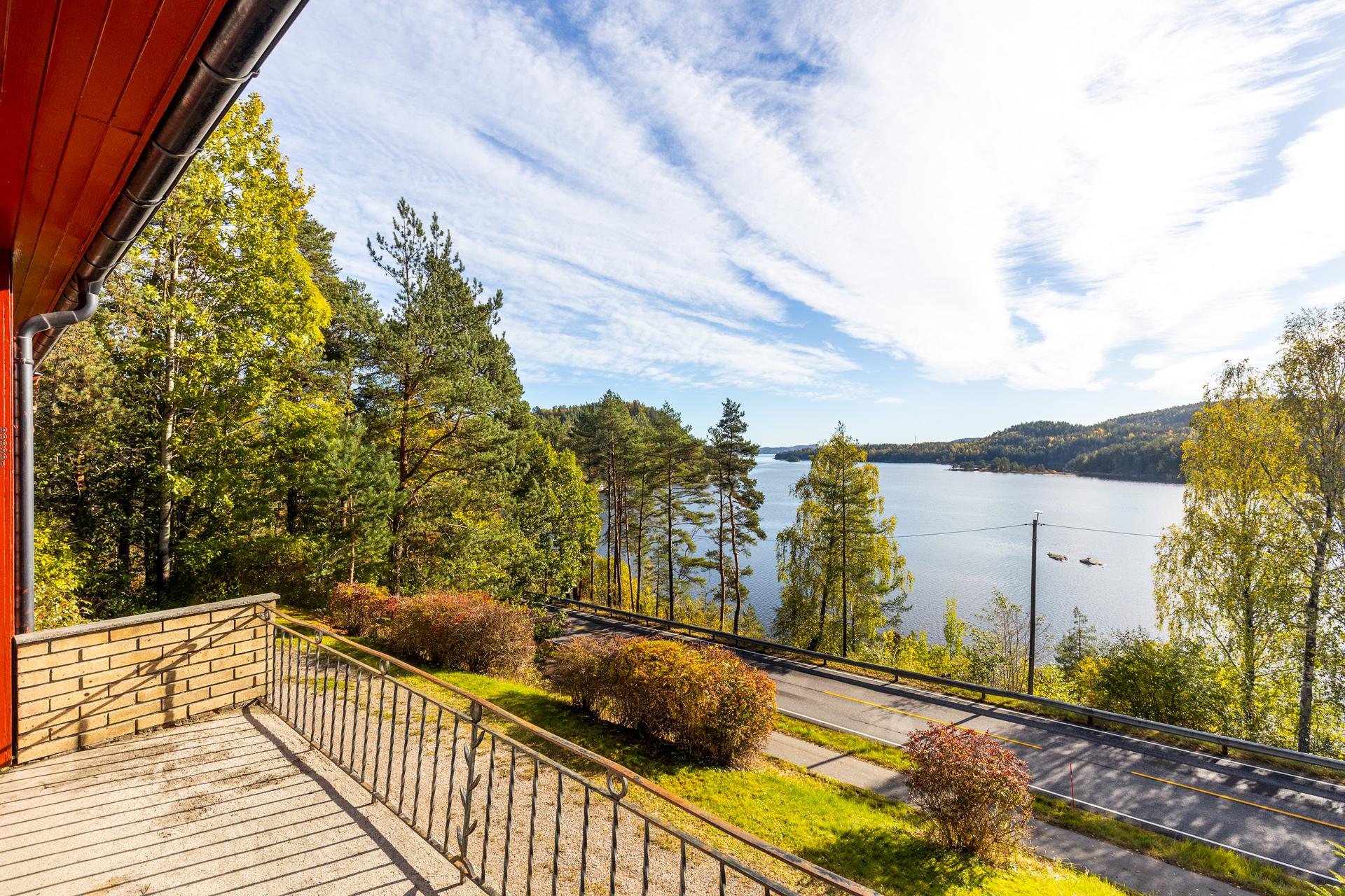 Balkongen i andre etasje har smijernsrekkverk og åpen utsikt over Voldsfjorden.. Bilde nummer 3 av 3