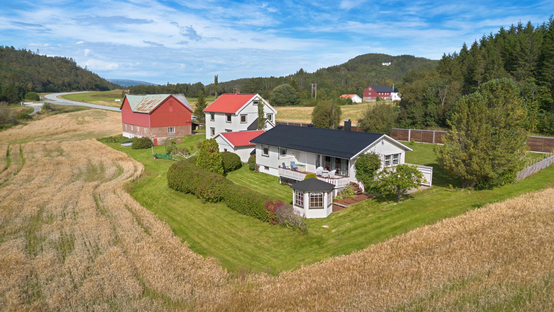 Velkommen til Kong Inges vei 591 og 593. Foto av Ingunn Grøntvedt ved IMG Foto AS. Bilde nummer 1 av 3