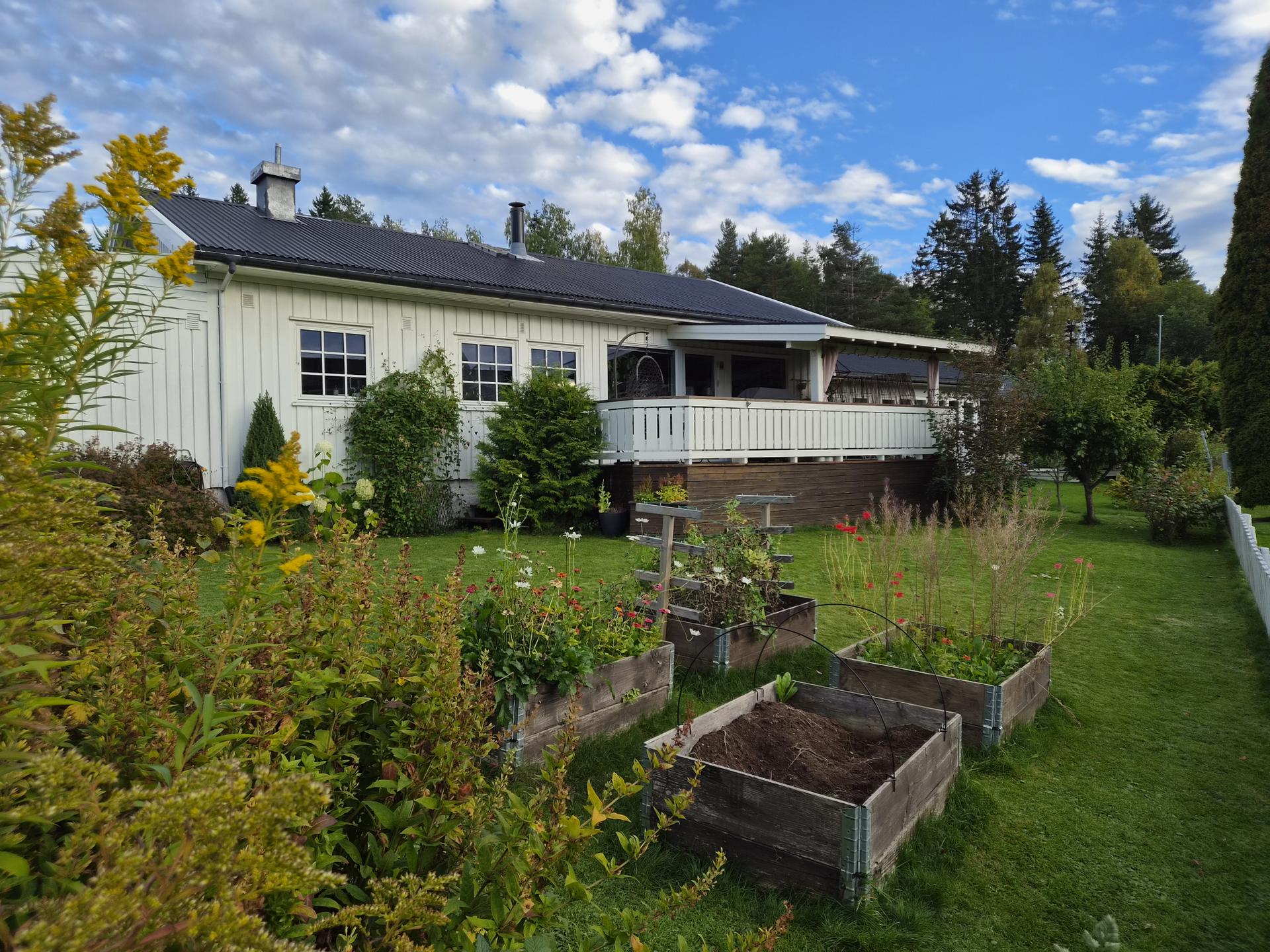 Velholdt og pent oppusset enebolig over ett plan med flat tomt, overbygget terrasse og inntilbygget carport. Privat bilde . Bilde nummer 2 av 3