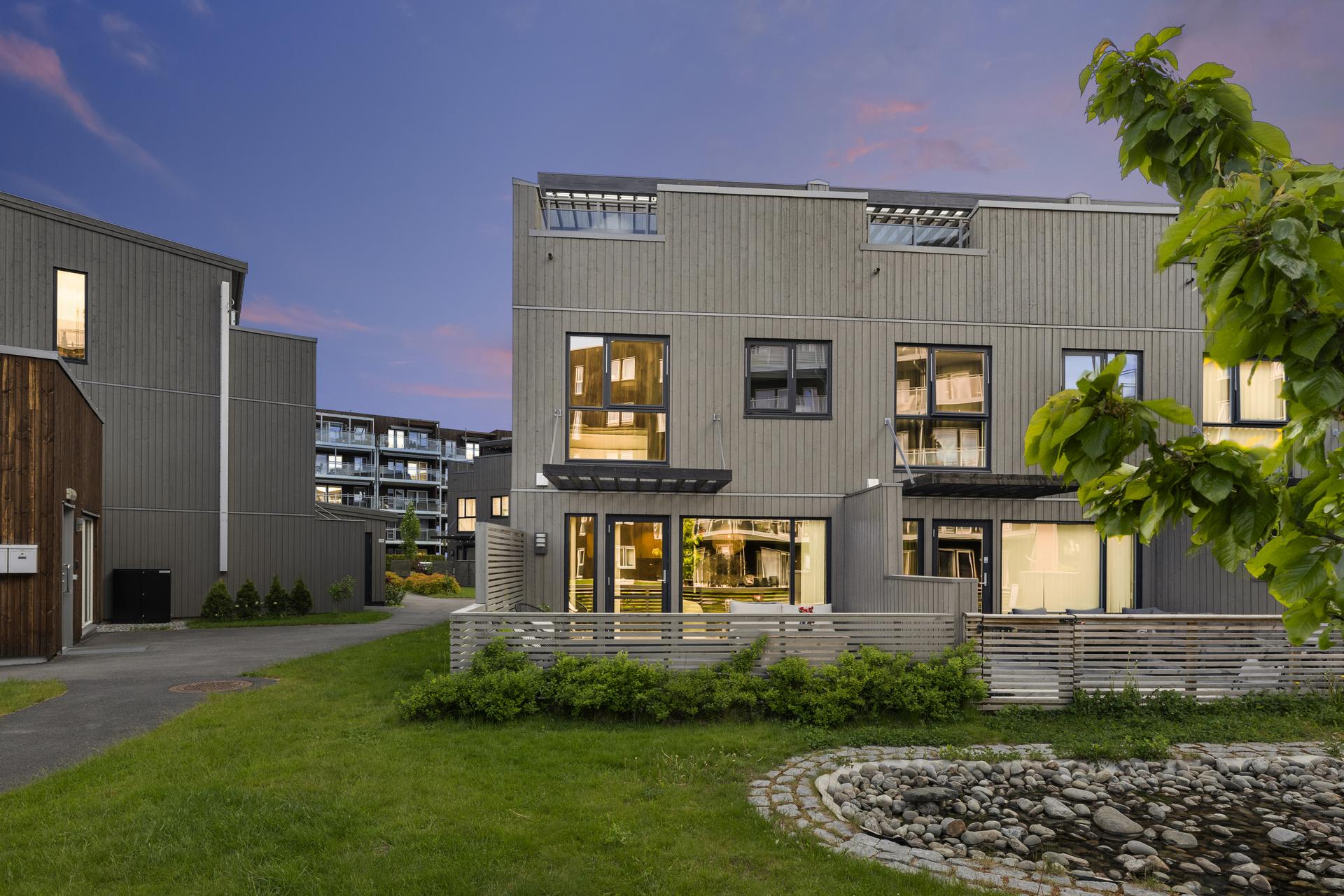 Velkommen til Romsaas Allé 15C, et innholdsrikt enderekkehus over 3 plan og gode utearealer! Foto: Mads Karlsen/Shuttr. Bilde nummer 1 av 3