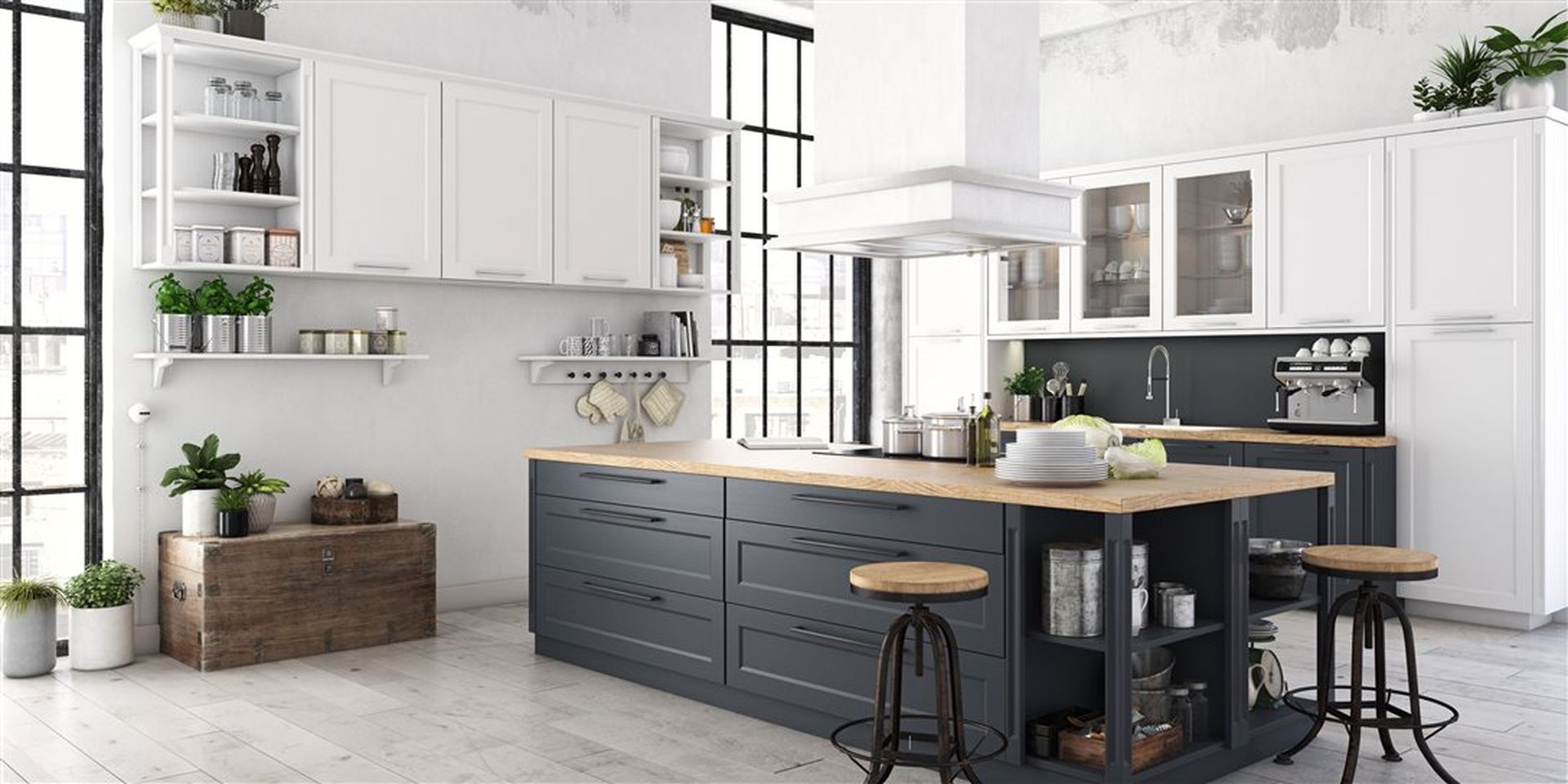 Hvitmalt kjøkken med hvite og grå kjøkkenskap og dekor. Bilde.