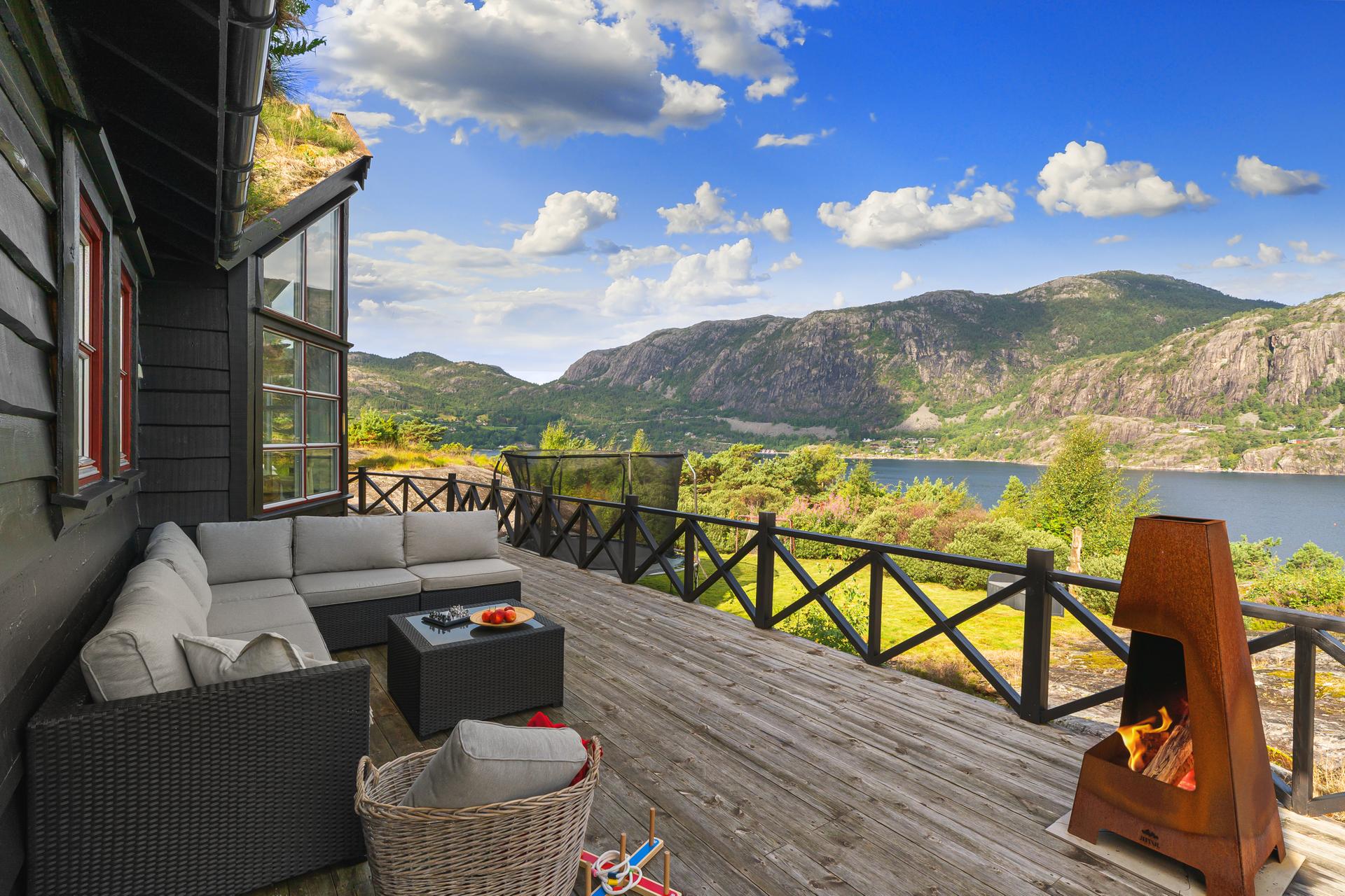 Den store terrassen er en naturlig samlingsplass med utsikt mot fjord og fjell.. Bilde nummer 3 av 3