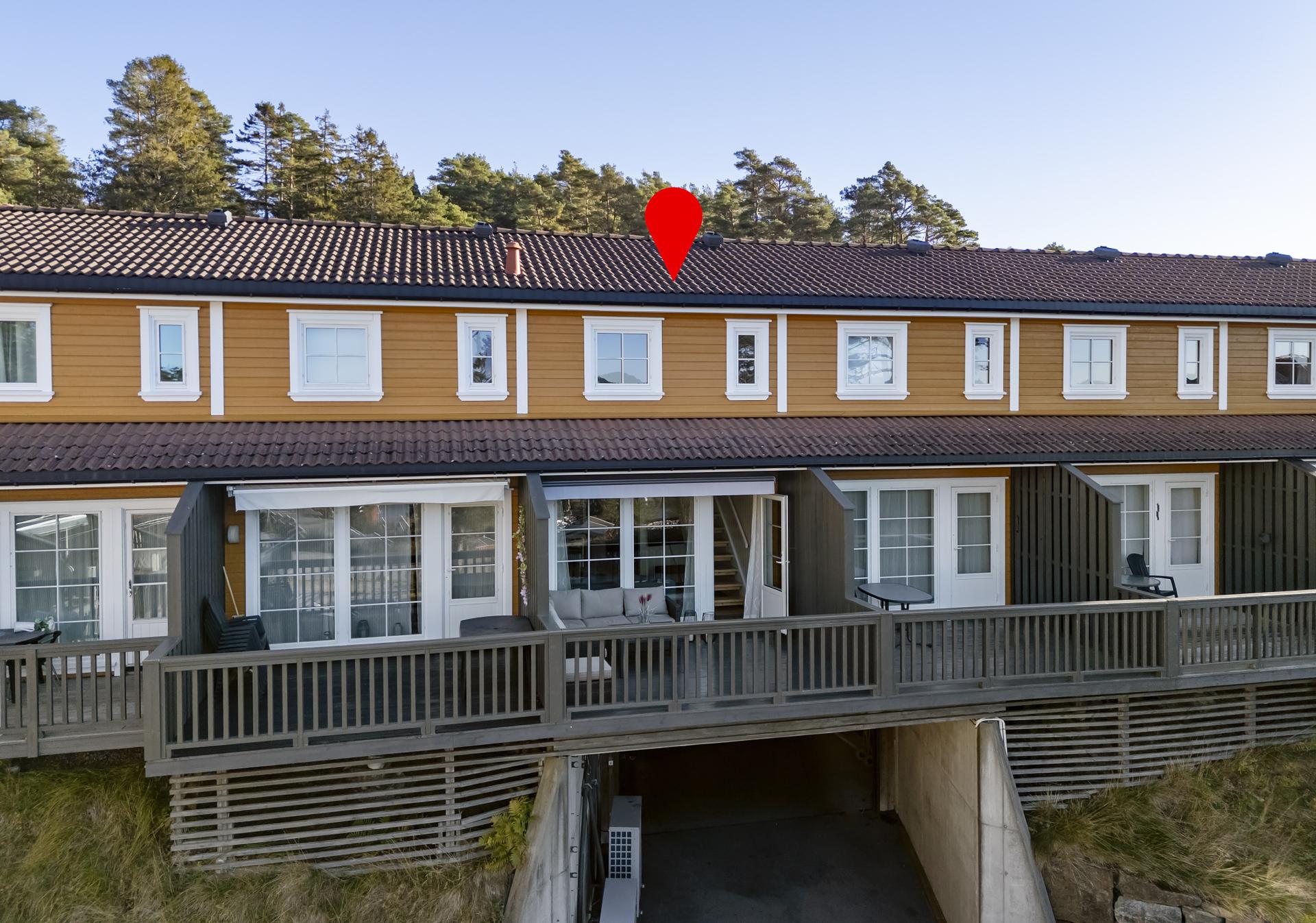 Leiligheten har terrasse med utgang fra stuen. Bilde nummer 3 av 3