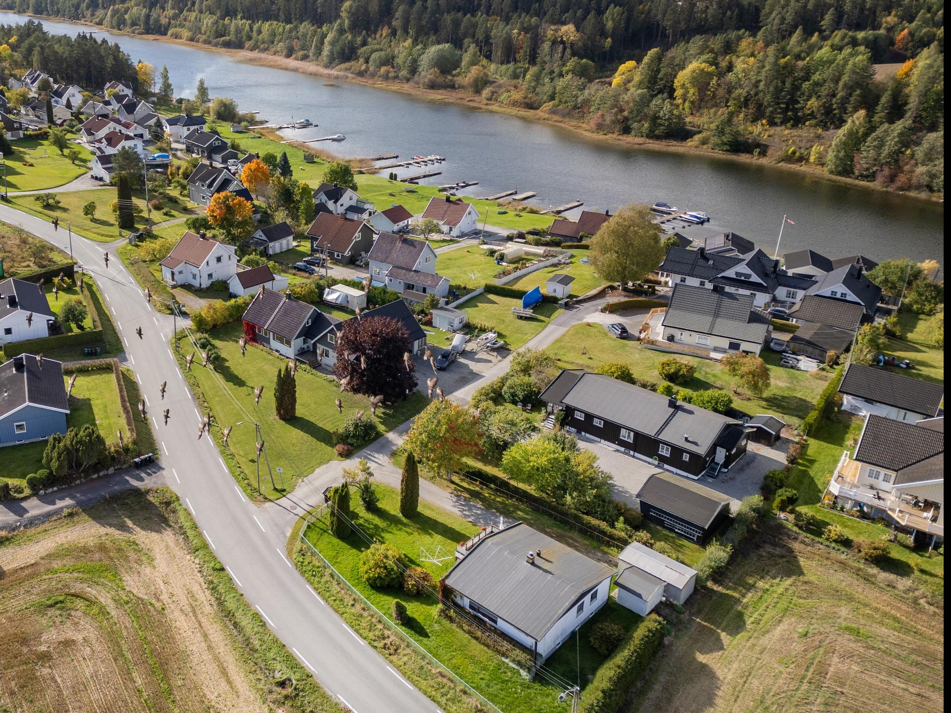 Fra området er det kort vei til vannet og rekreasjonsmulighetene langs Vestfosselva og Fiskumvannet.. Bilde nummer 2 av 3