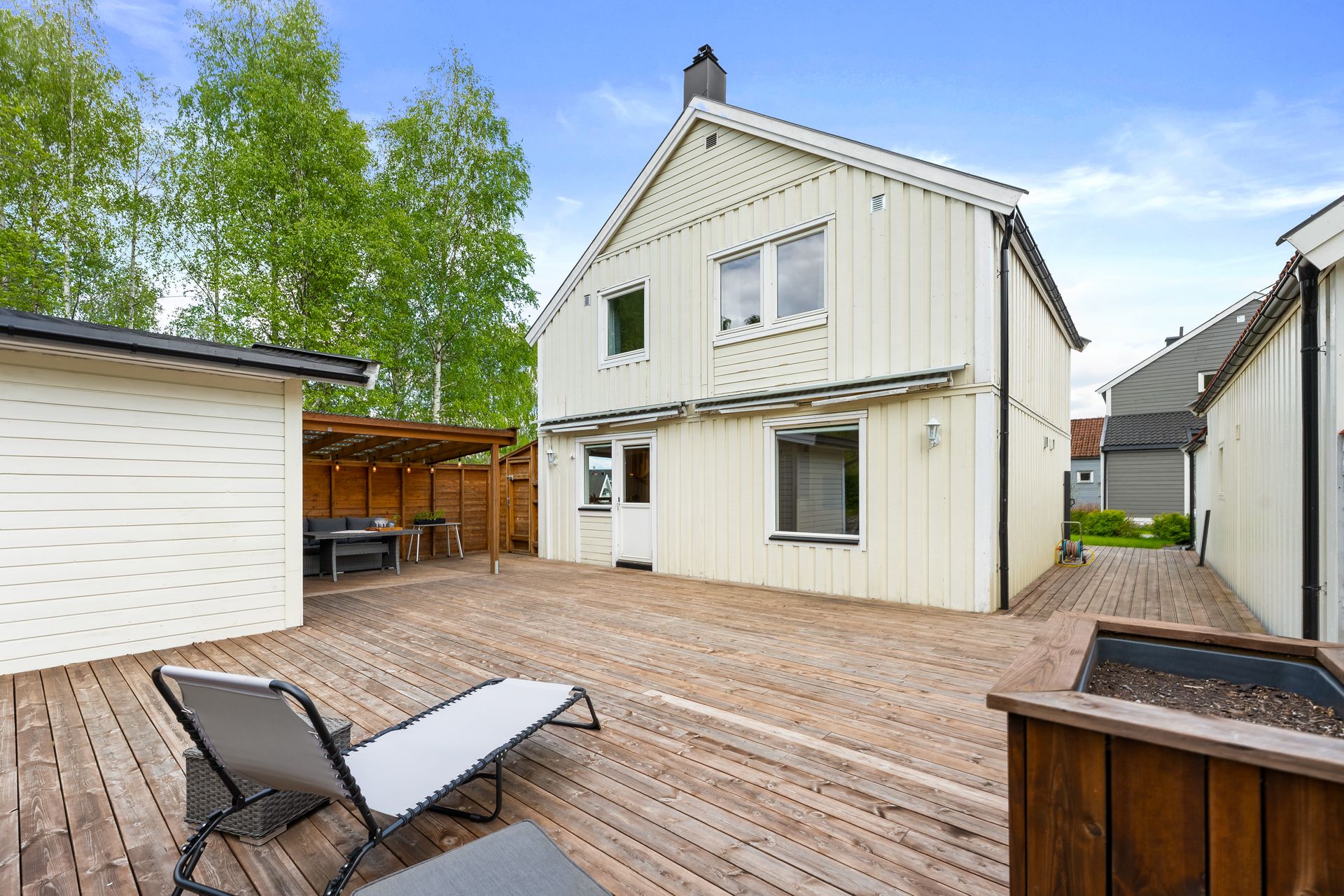 Enebolig med en svært romslig terrasse på ca. 113 m². Alle plattinger ble byttet i 2021/2022. . Bilde nummer 2 av 3