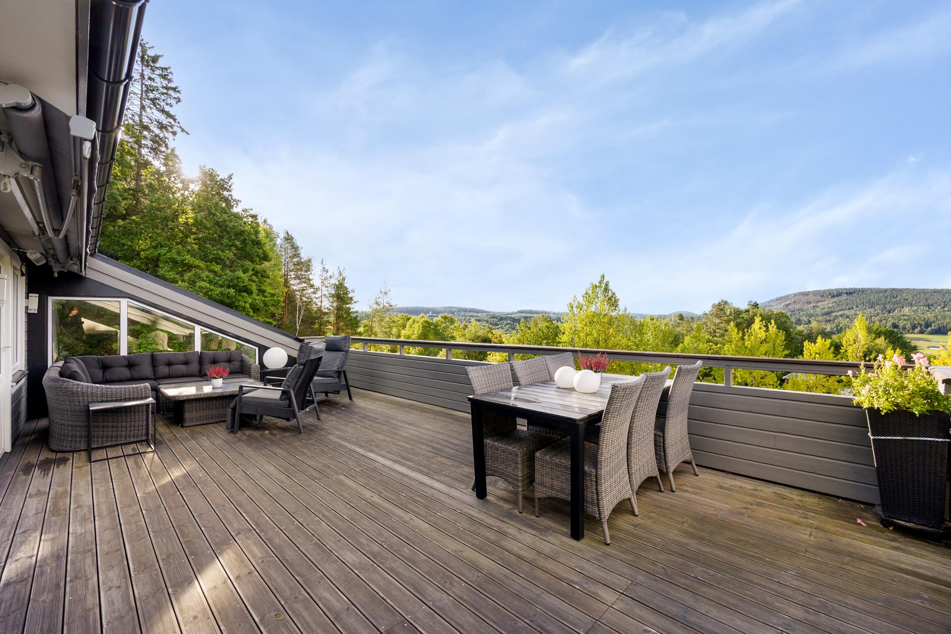 Terrassen har vedlikeholdsvennlige terrassebord og god plass til både spisebord og loungesett.. Bilde nummer 2 av 3