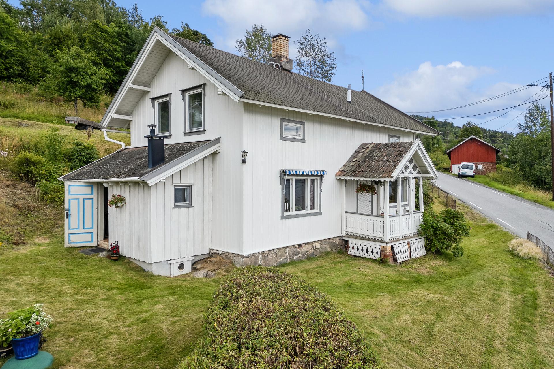 Sjarmerende og tidstypisk enebolig fra 1905. Bilde nummer 2 av 3