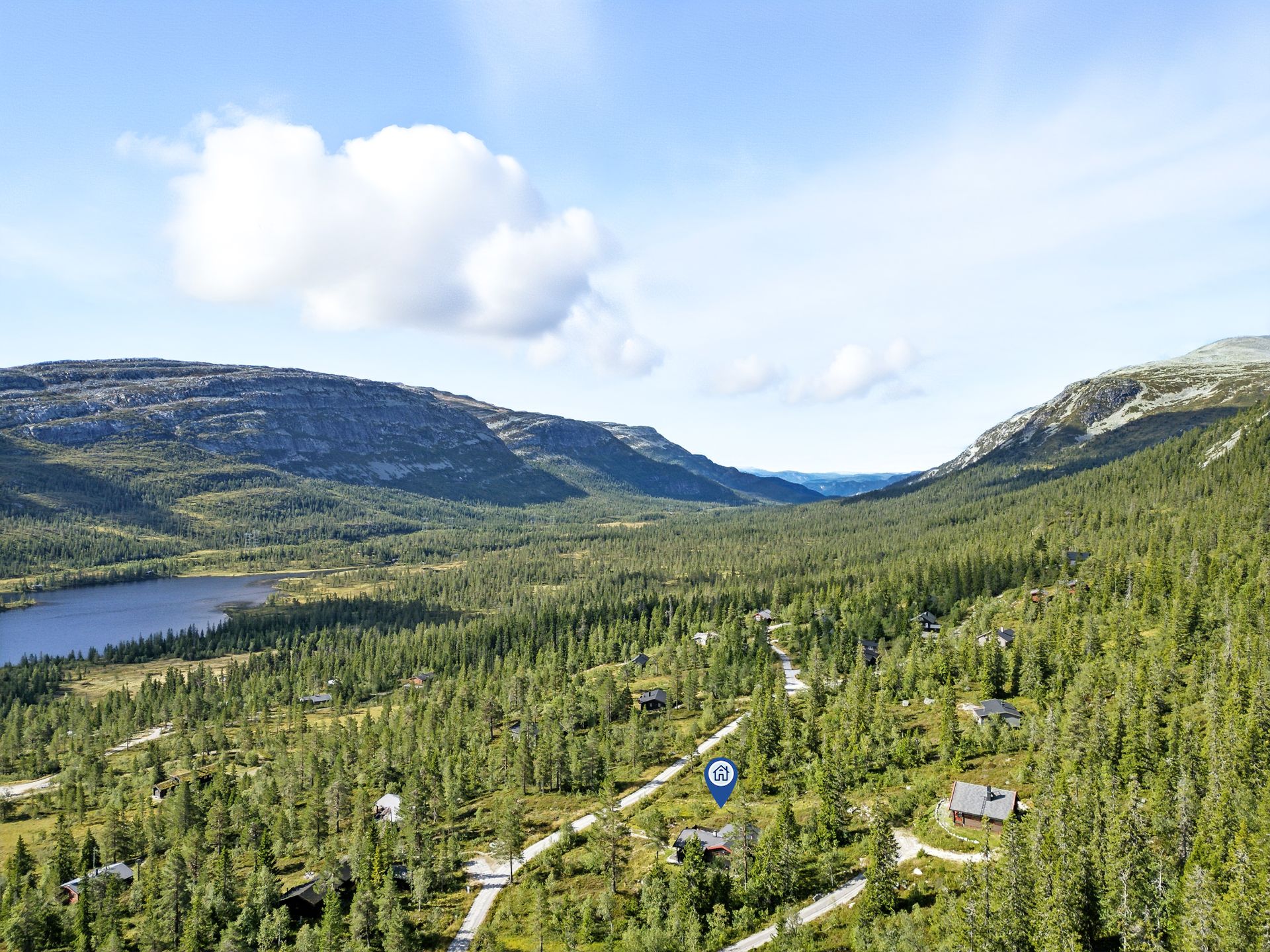 Eiendommen ligger fint til i et etablert område på Slåkå i Sauland inntil Heksfjellområdet med nydelig utsikt til Slåkåvatnet og fjellene omkring.
Området kan by på vakker natur og flere fjelltopper.. Bilde nummer 2 av 3