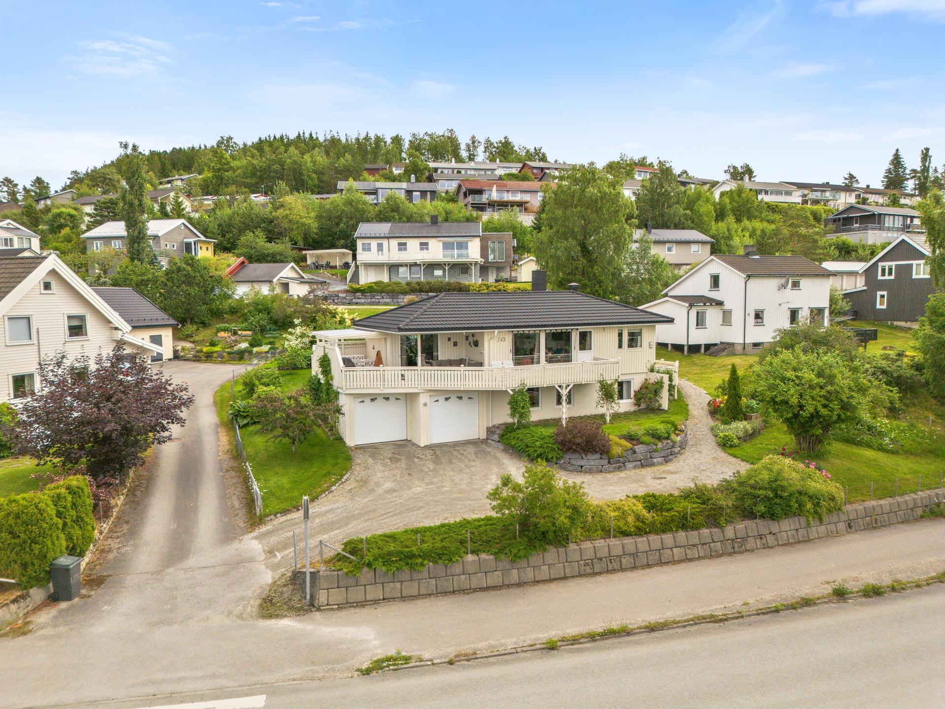 Velkommen til Bogavegen 143, presentert av EiendomsMegler 1 v/ Kjetil Sandmo. Foto: ELW media (Espen Wåde). Bilde nummer 1 av 3