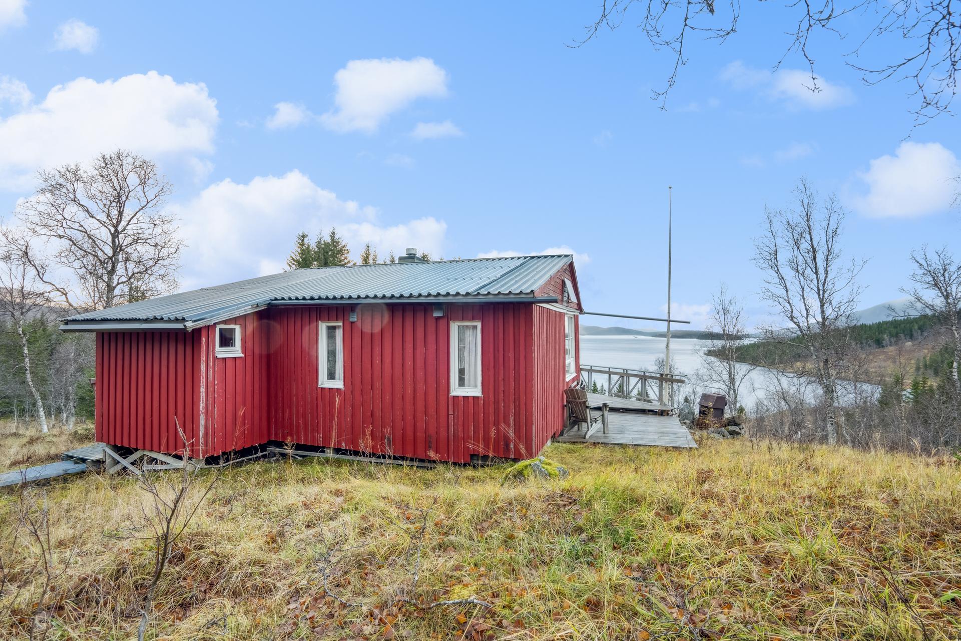 Avdelingsleder/Eiendomsmegler Øyvind Guldhaugen presenterer denne koselige fritidseiendommen på Storjorda. Foto: EFKT. Bilde nummer 1 av 3