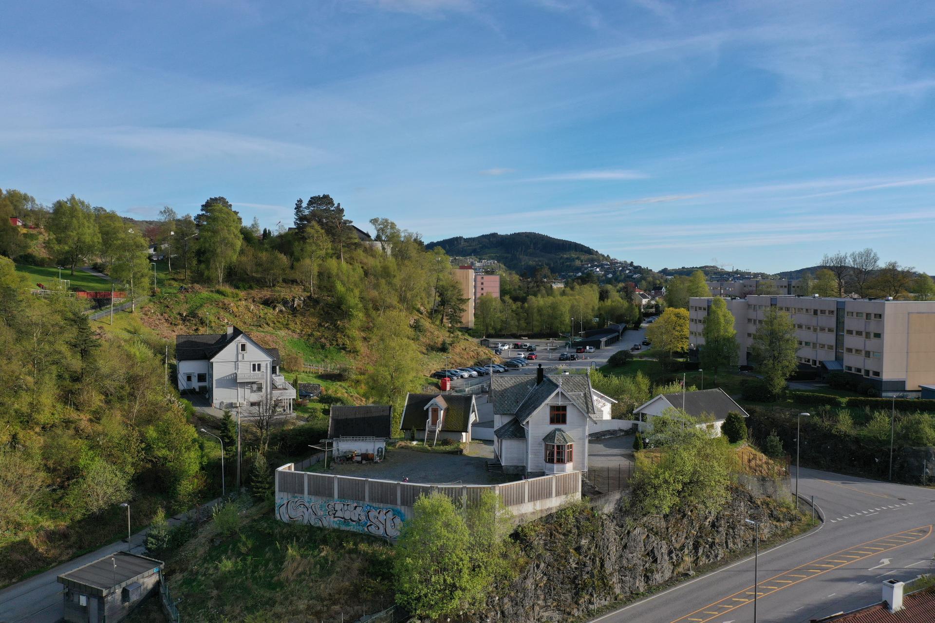 Dronebilde av eiendommen sett fra nord. Bilde nummer 2 av 3
