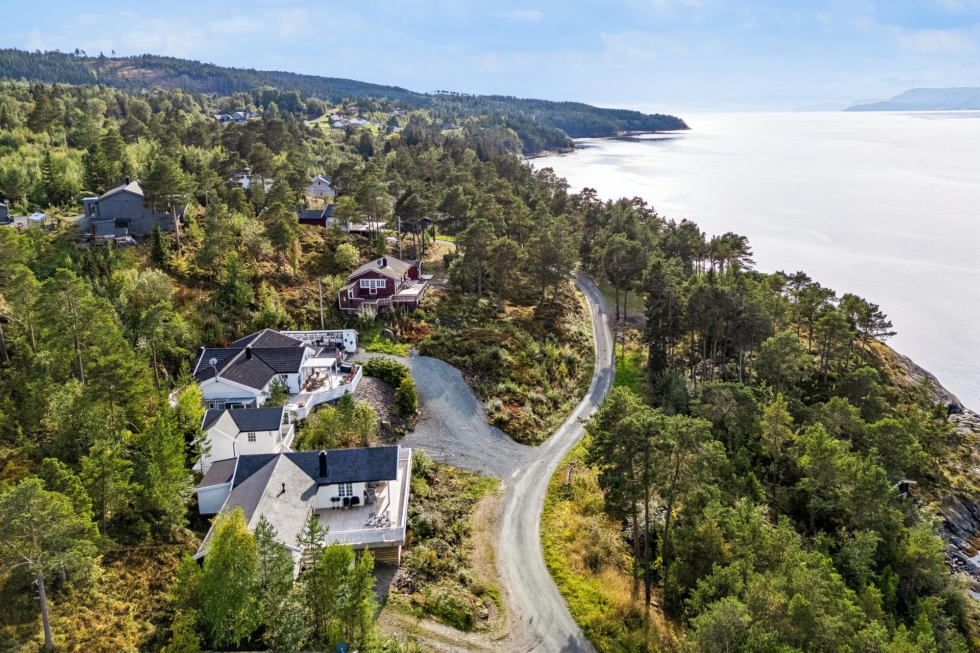 Flott fritidsbolig med anneks, idyllisk beliggende på et høydedrag på Frosta, med fantastisk utsikt over Trondheimsfjorden.. Bilde nummer 2 av 3