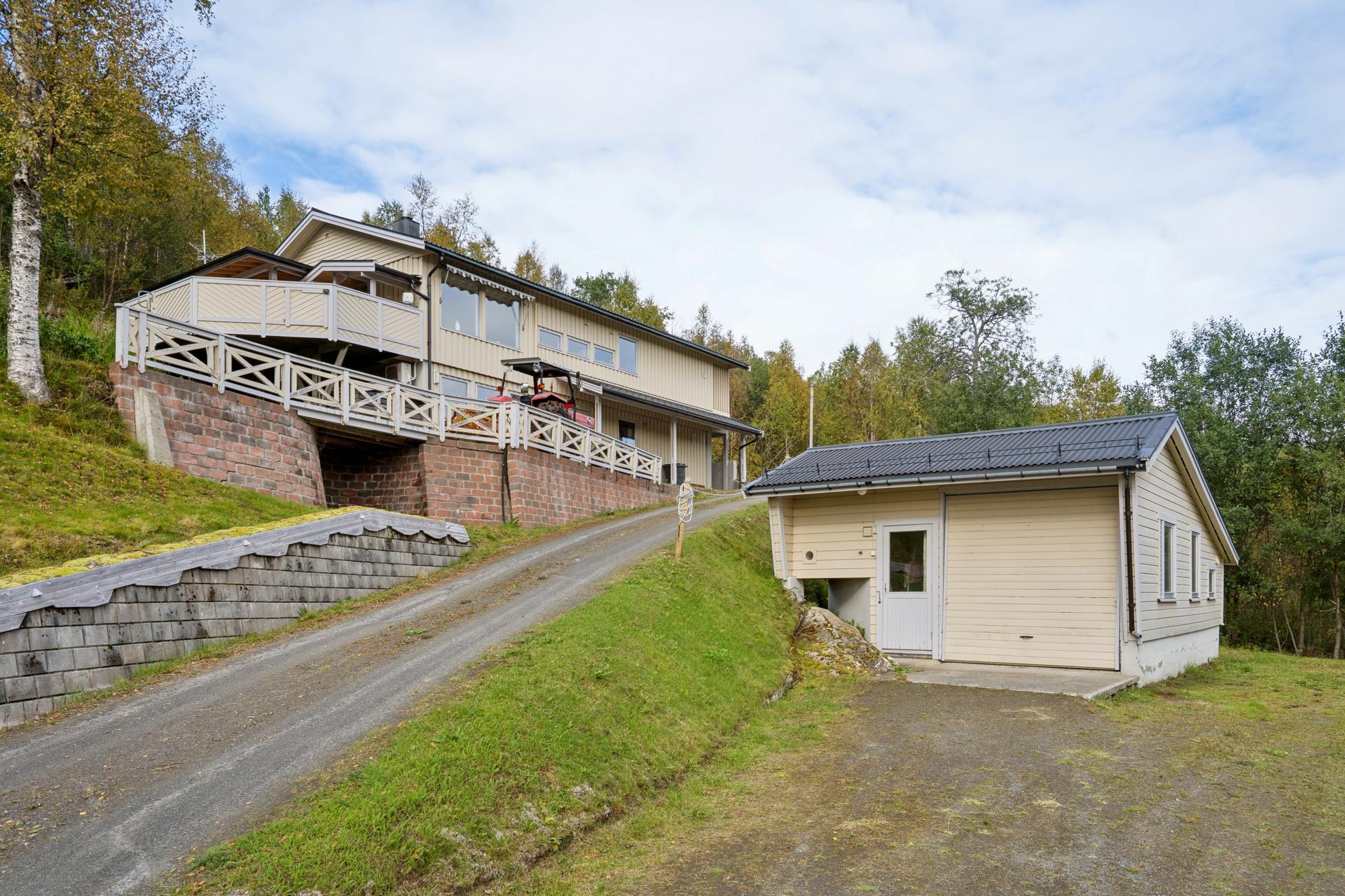 EiendomsMegler 1 v/ Bente N. Larsen har gleden av å ønske velkommen til Vassdalsveien / Áravuomebállgis 51! Foto: EFKT. Bilde nummer 1 av 3