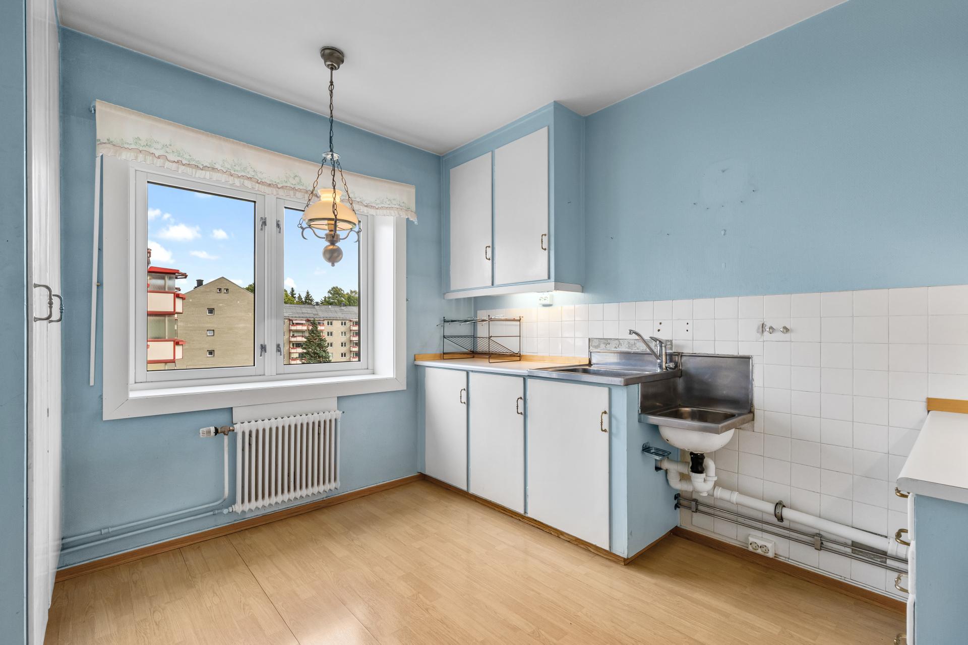 Boligen har et separat kjøkken med oppussingsbehov. Her er det kun kreativiteten som settes grenser!. Bilde nummer 3 av 3