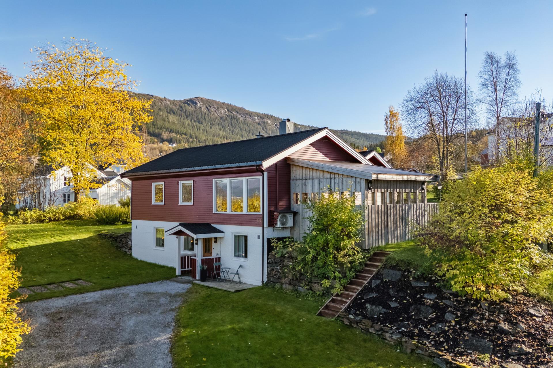 Enebolig over to plan beliggende i et etablert boligområde med utsikt mot Ranfjorden.. Bilde nummer 2 av 3