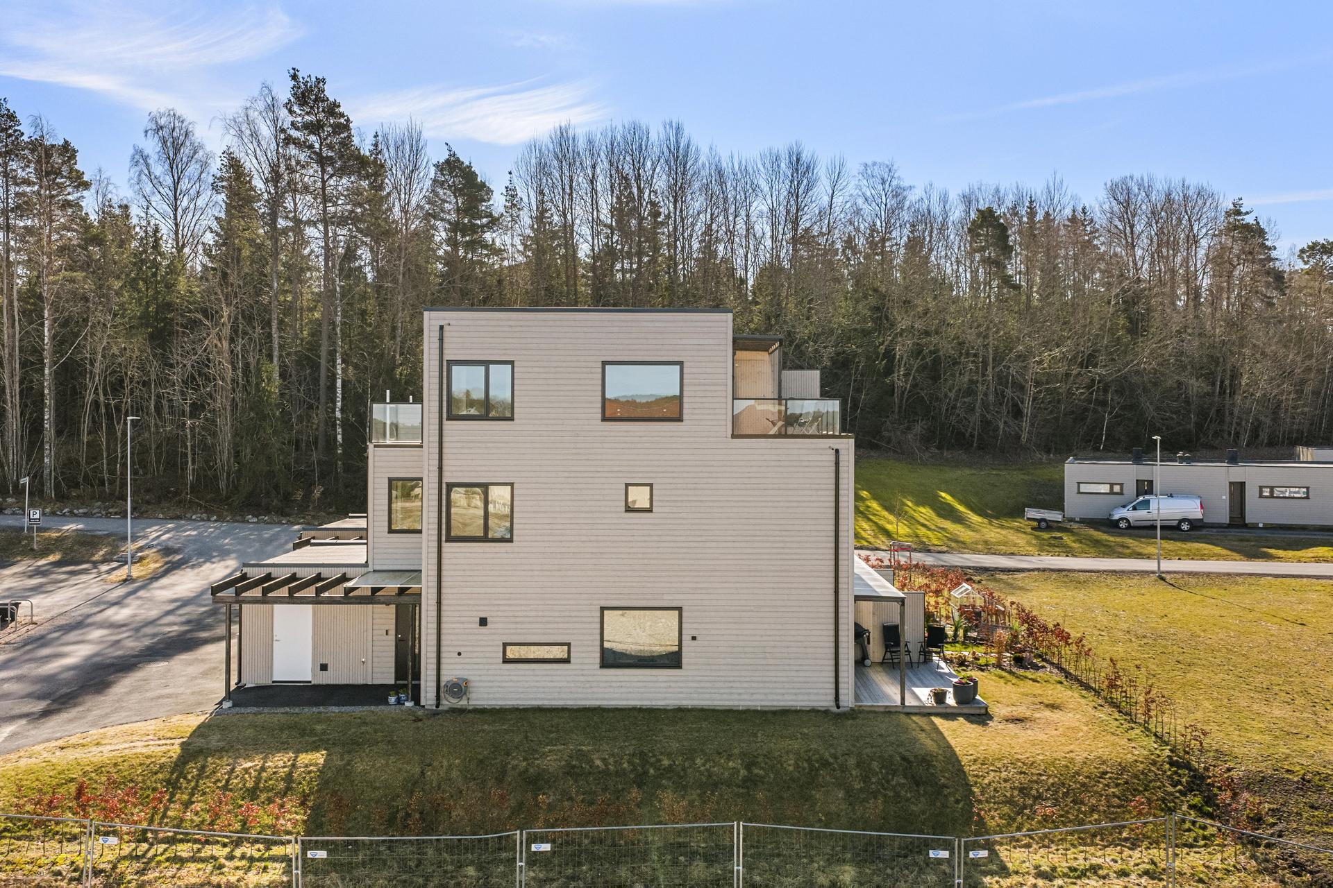 Boligen er fordelt over tre plan med sosiale soner i første og tredje etasje, og en privat soveromsavdeling i andre. Energieffektiv oppvarming med vannbåren gulvvarme.. Bilde nummer 2 av 3
