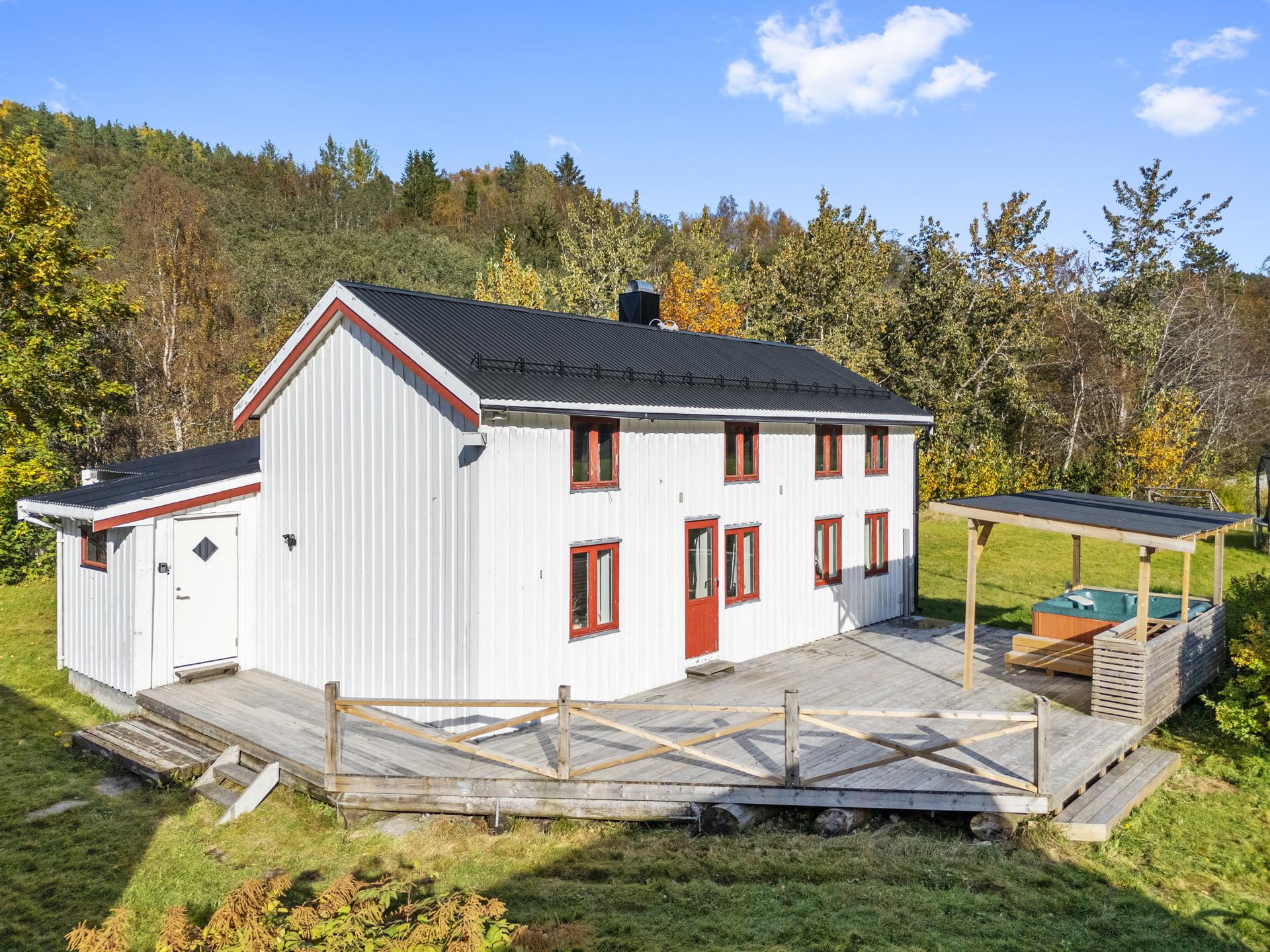 Det er nylig lagt ny terrasse og bygget tak over utvendig boblebad.. Bilde nummer 3 av 3