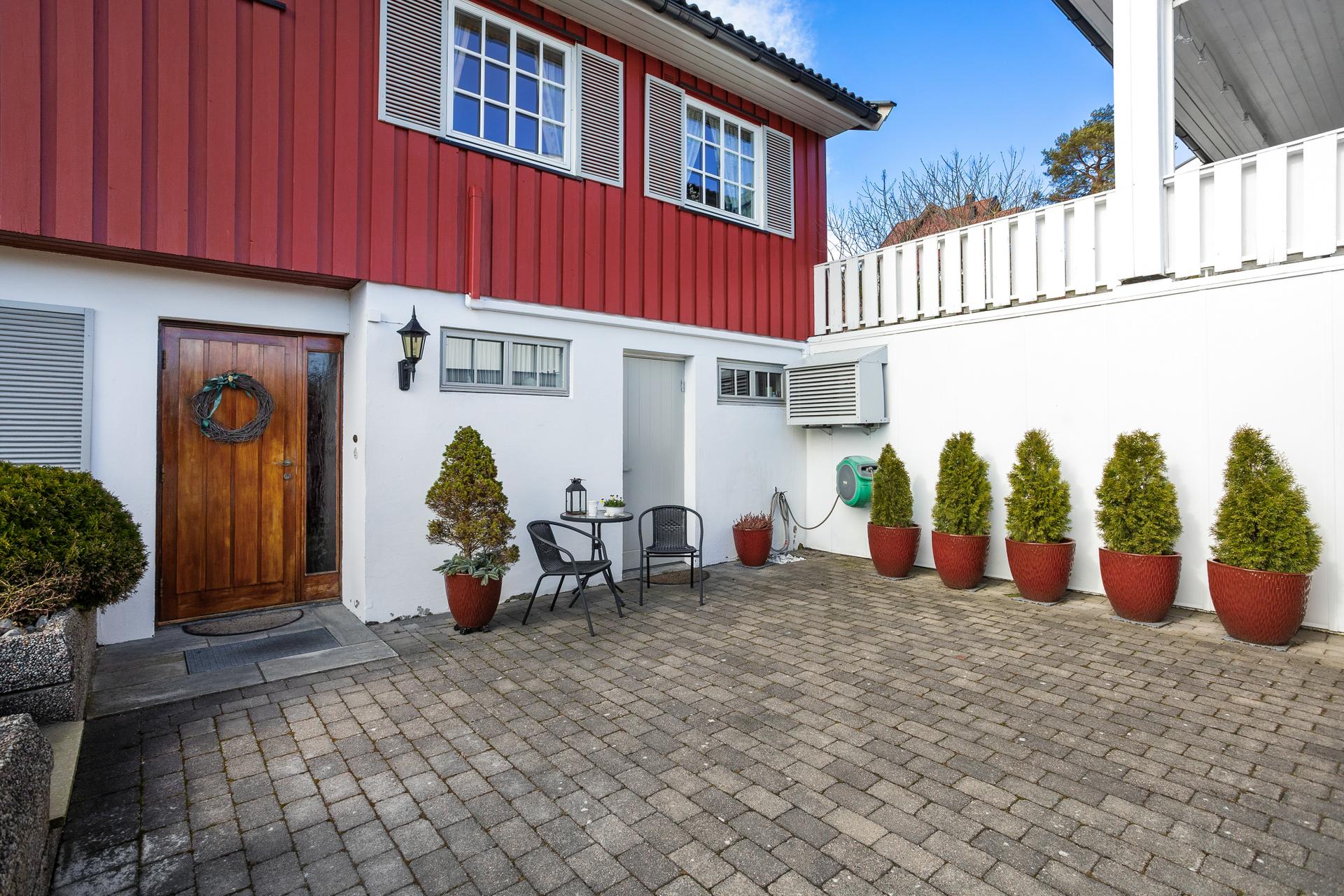 Hyggelig inngangsparti med steinbelagt gårdsplass.. Bilde nummer 3 av 3
