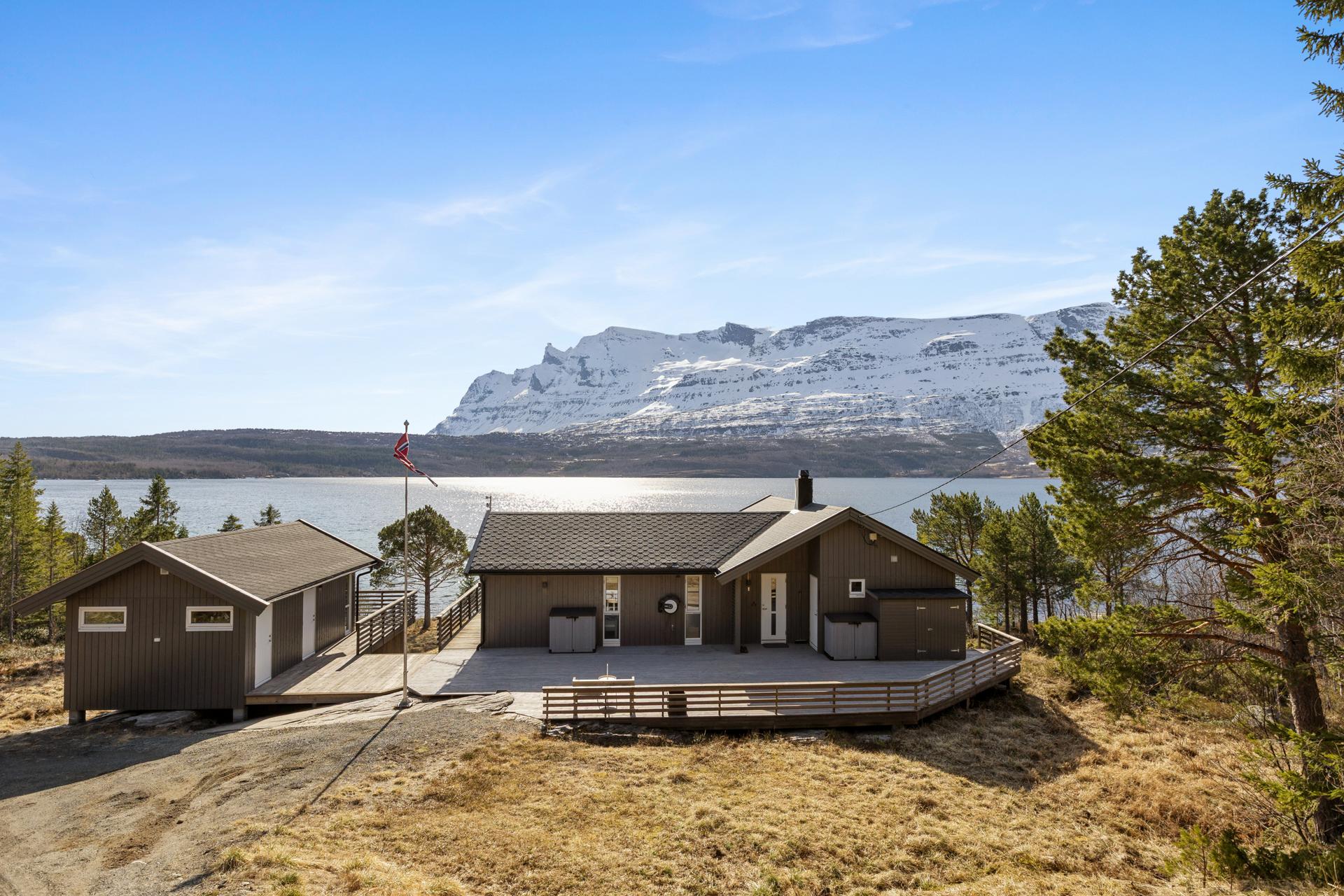 Skjermet beliggenhet med panoramautsikt og god solgang. Bilde nummer 2 av 3