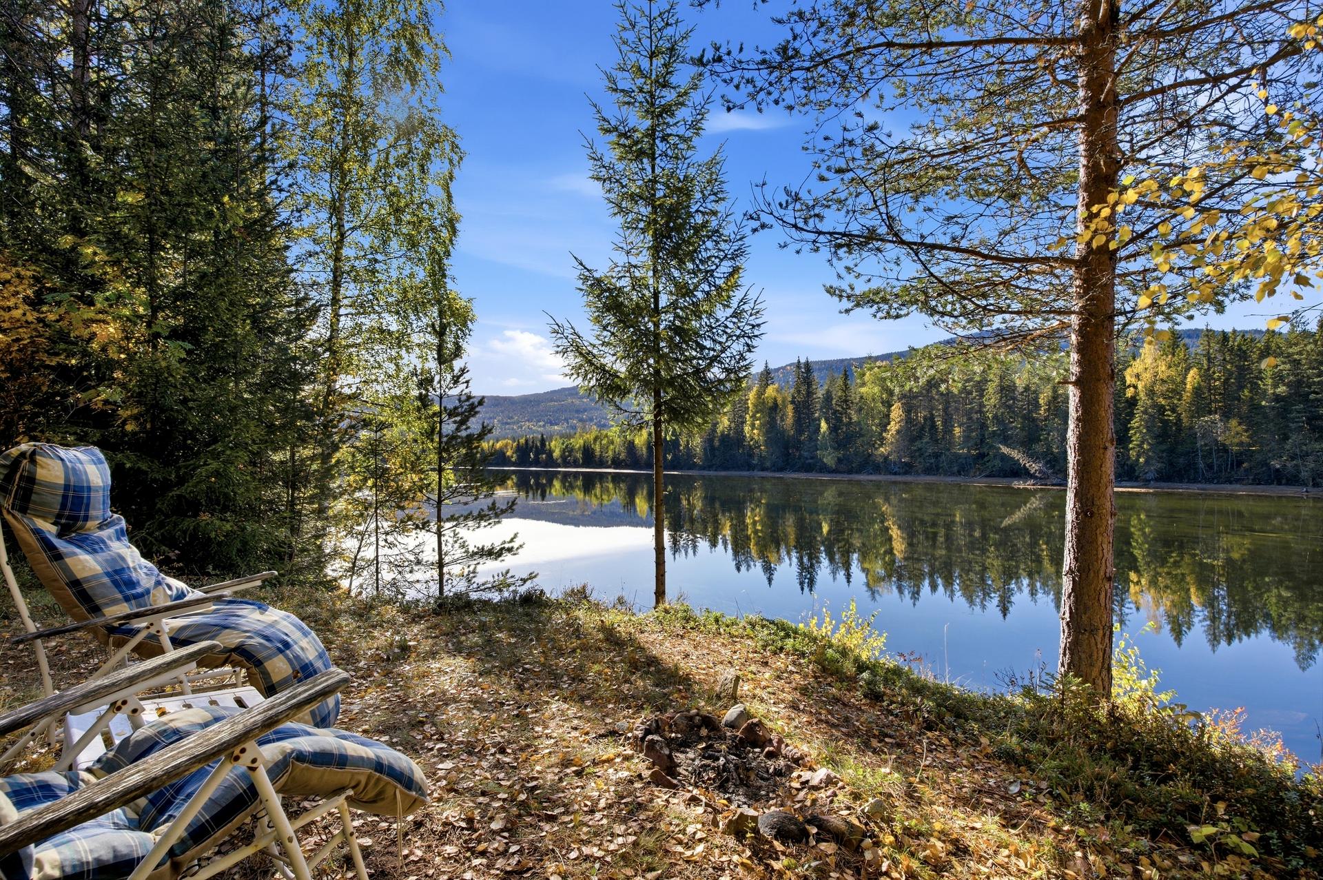 Siden man her er på østsiden av elva, er også tunet utenfor hytta vestvendt med lang solgang. . Bilde nummer 3 av 3