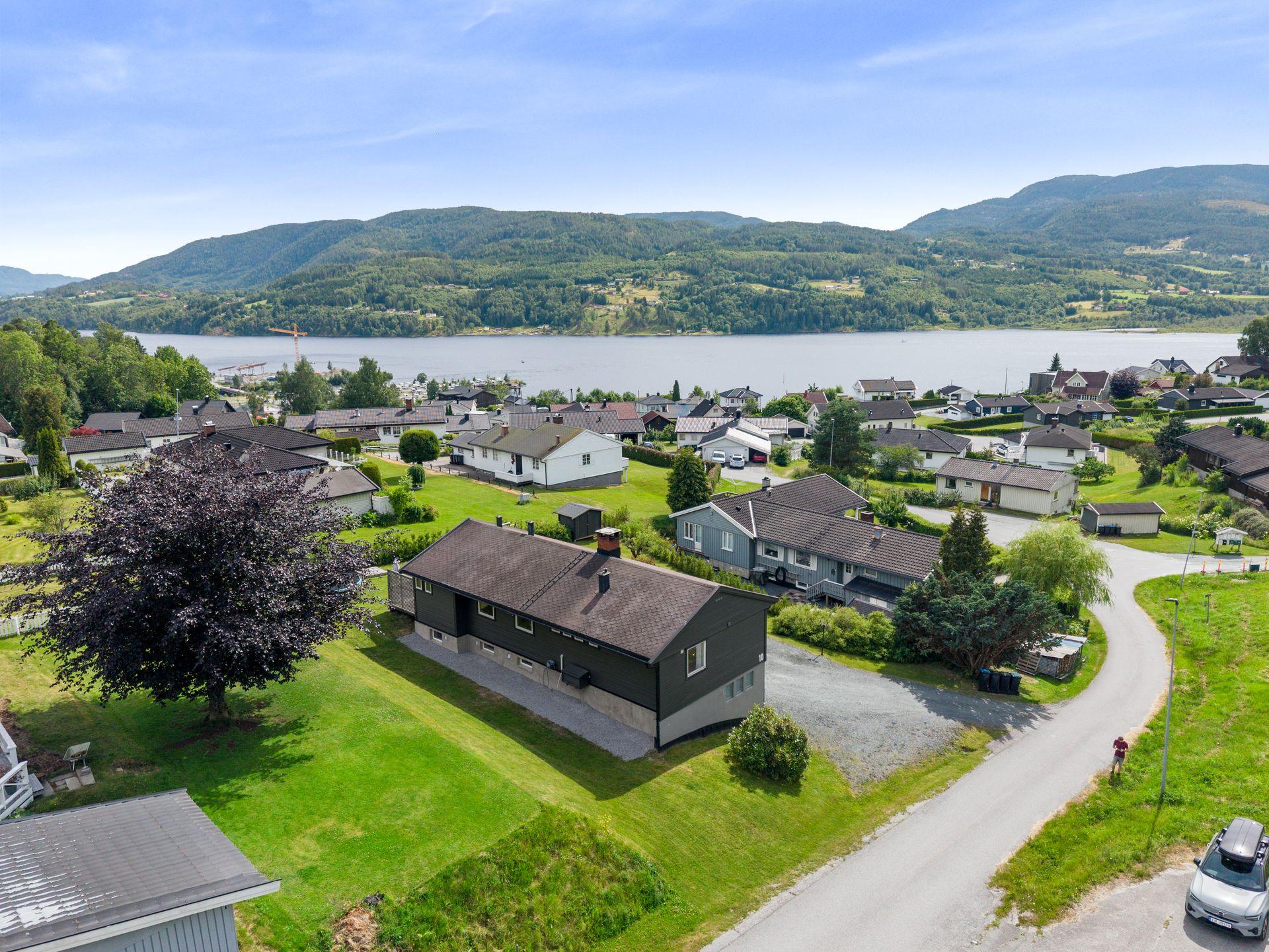 Boligen ligger fint til i et rolig og barnevennlig boligområde på Tinnesjordet ca. 2 km utenfor Notodden sentrum.. Bilde nummer 2 av 3