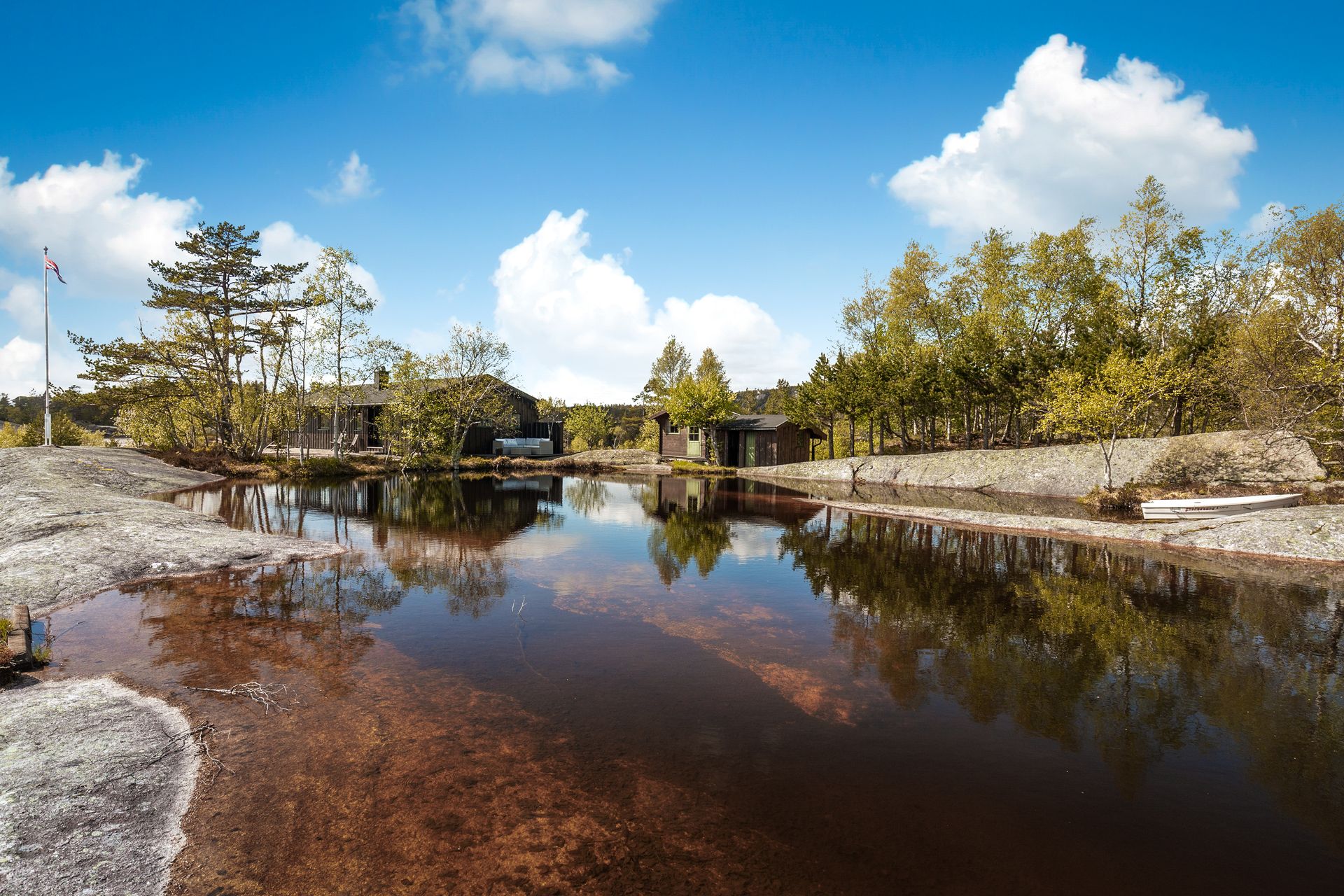 Hytta har en unik plassering på en kolle, idyllisk omkranset av to små vann.. Bilde nummer 2 av 3