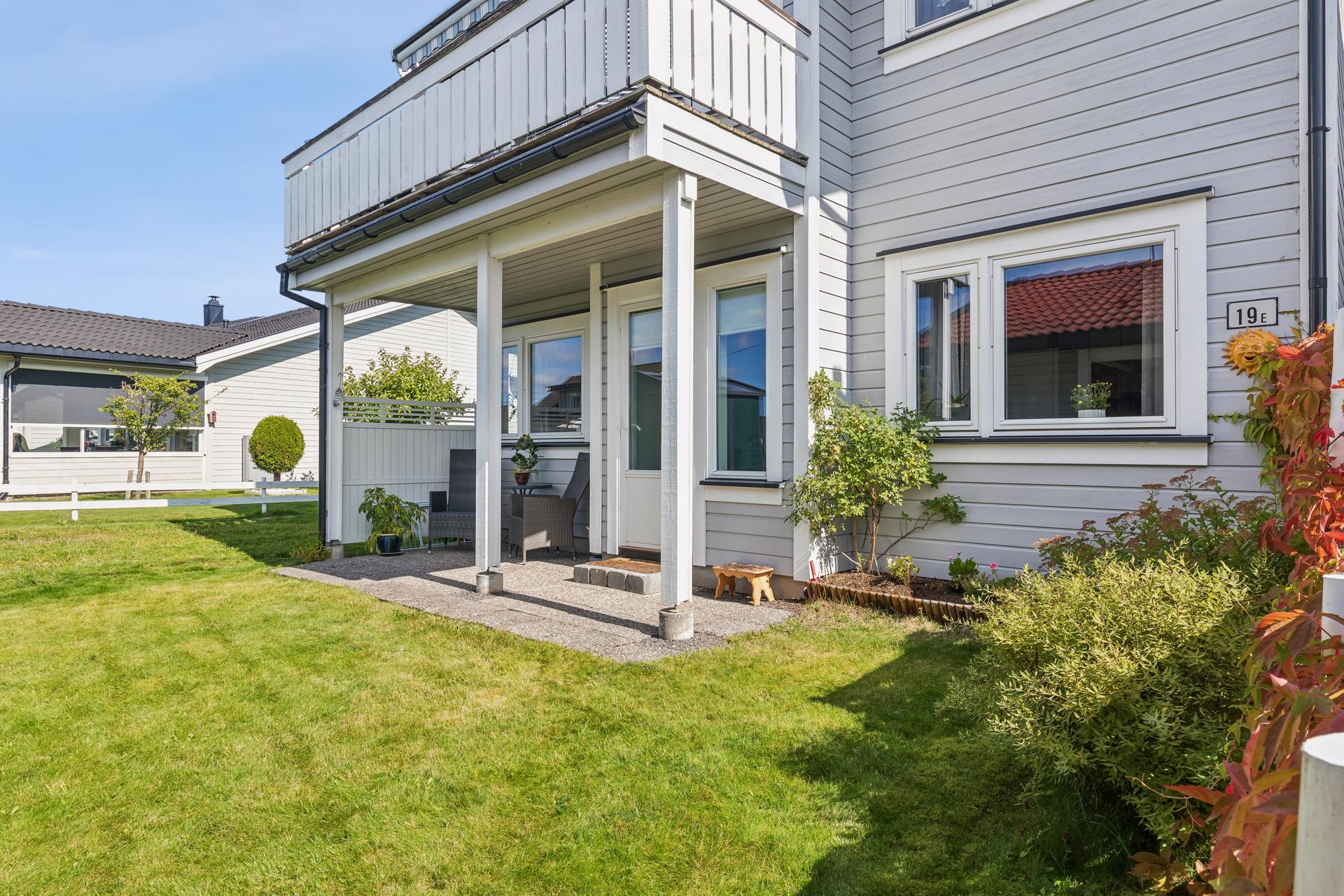 Vestvendt, overbygget markterrasse på 9 m2, omrammet av felles grøntarealer.. Bilde nummer 2 av 3