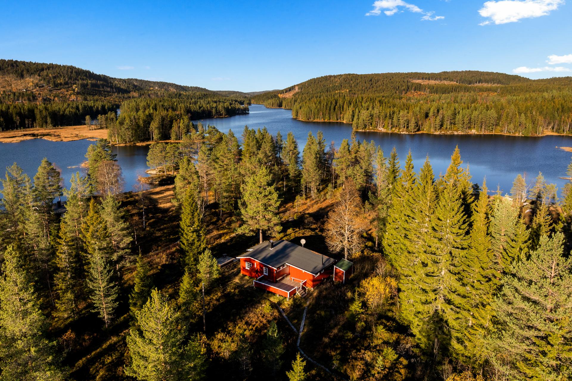 Hyttas plassering på halvøya i Breivann med vann på flere sider.. Bilde nummer 2 av 3
