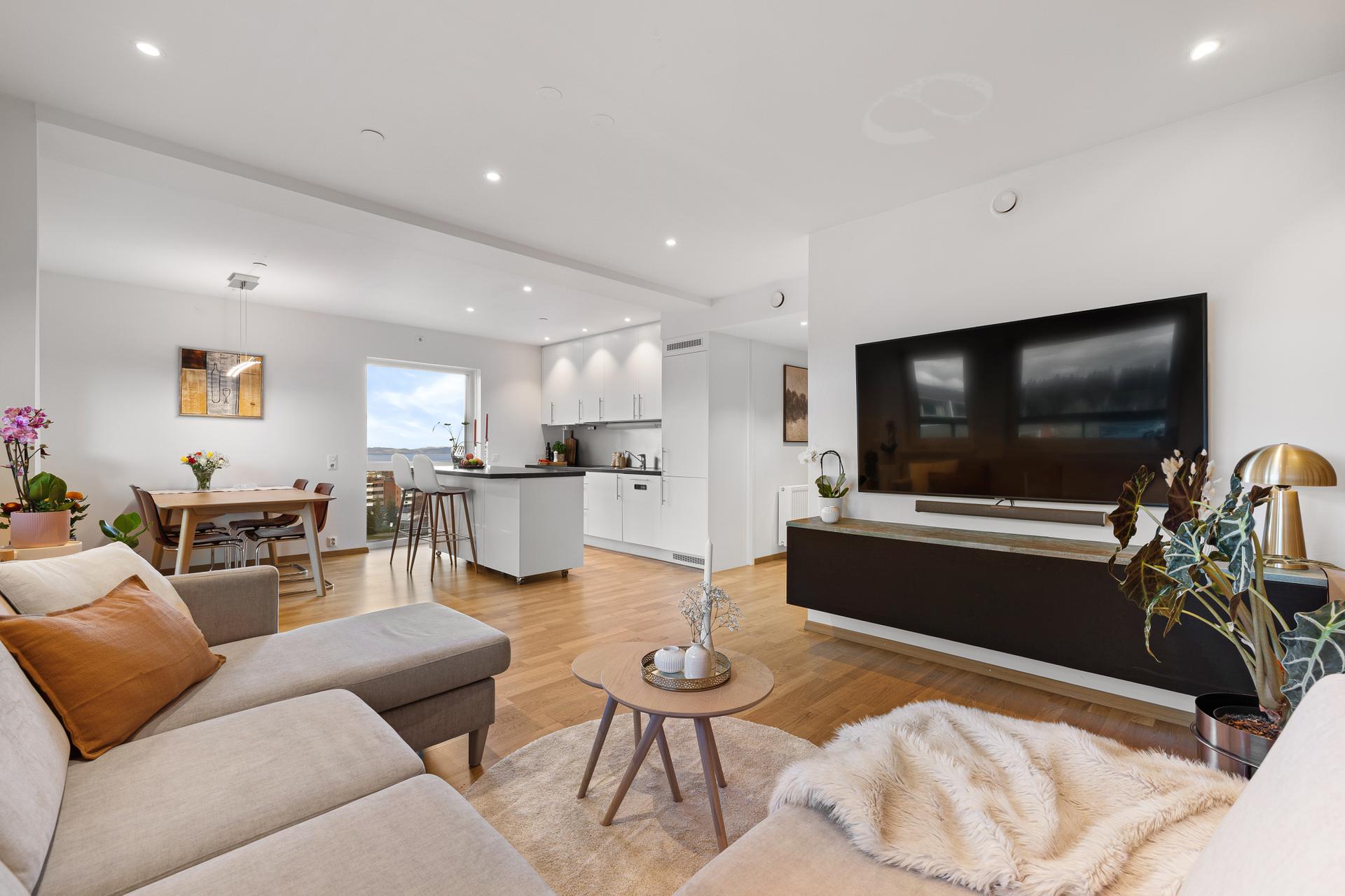 EiendomsMegler 1 v/Frank Robert Bae har gleden av å presentere en delikat 3(4)-roms toppleilighet beliggende i Miljøbyen! Foto: Nonstad Foto v/Julian Nonstad. Bilde nummer 1 av 3