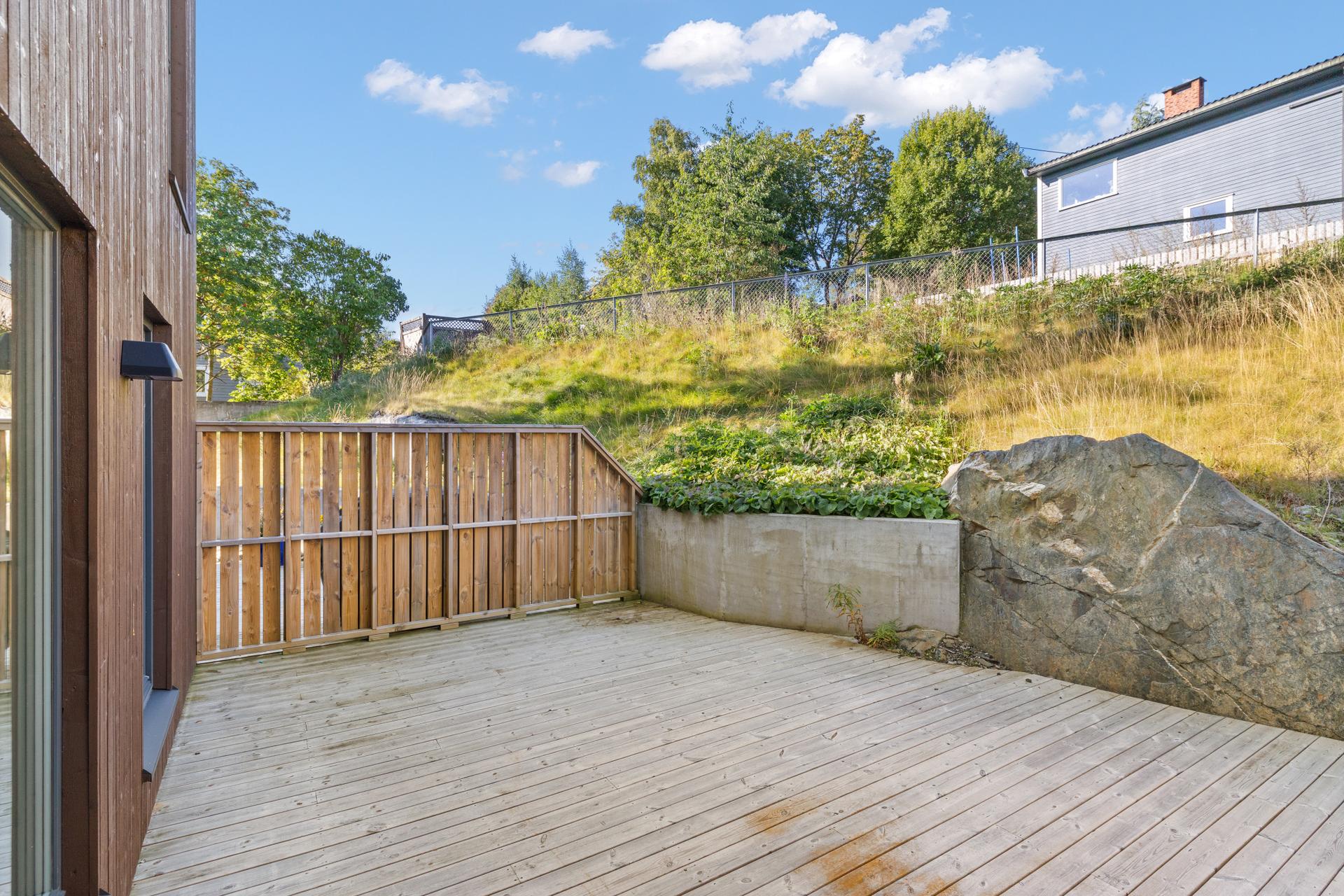 Stor markterrasse på 29 m² og gjennomgående enstavs parkett.. Bilde nummer 3 av 3