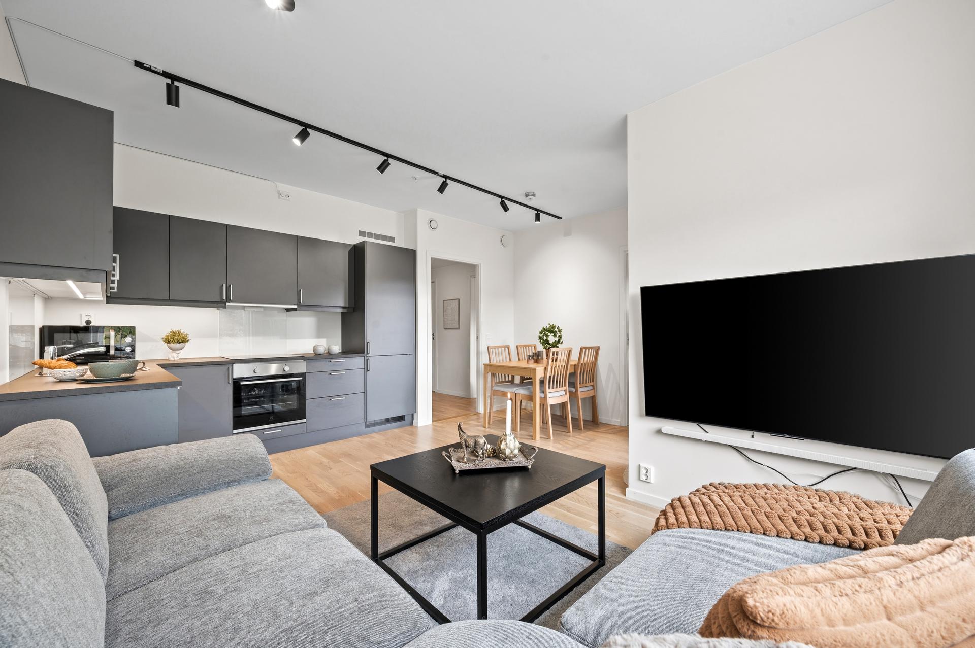 Stue- og kjøkkenområdet måler ca. 20m² og har ypperlige møbleringsmuligheter. På stuen er det god plass til flere sittegrupper, stue- spise- og TV-bord.. Bilde nummer 3 av 3