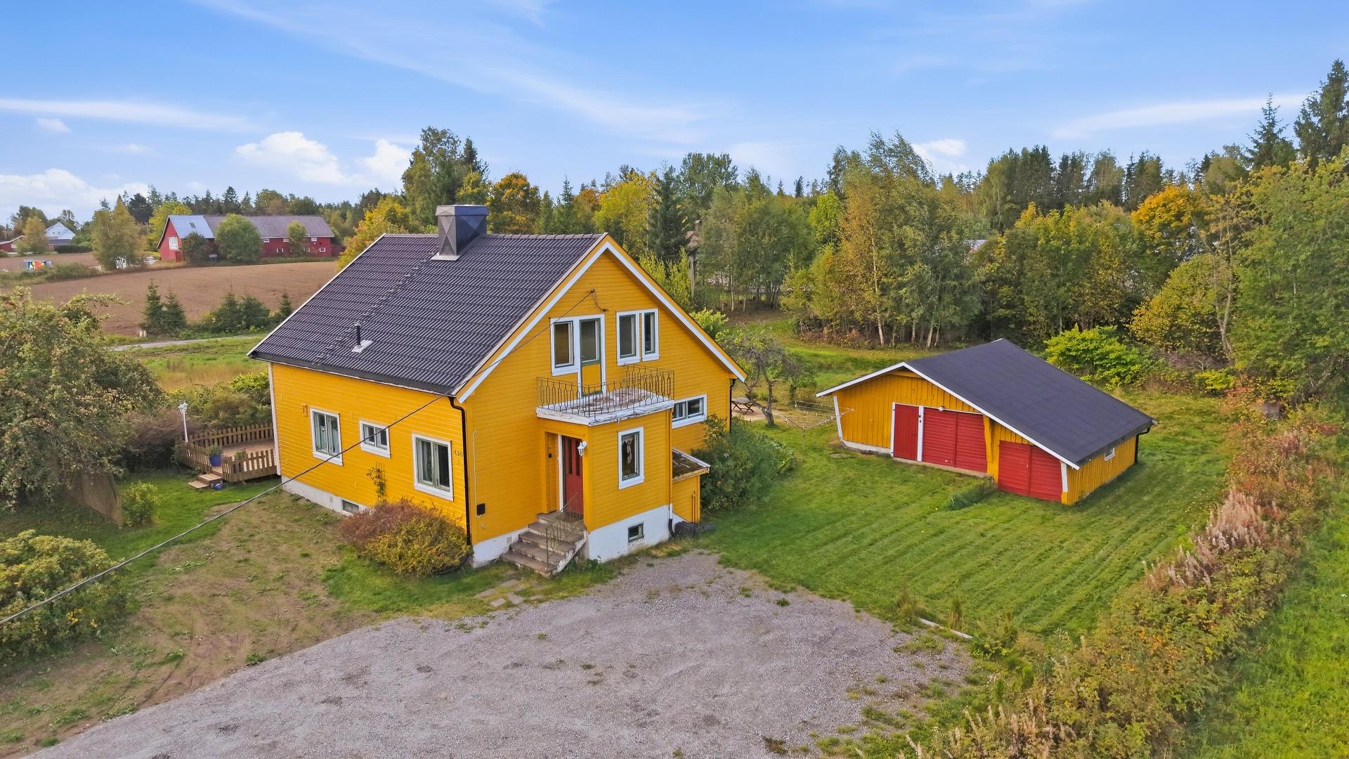 Dette er en innholdsrik enebolig beliggende i et barnevennlig område på Råholt.. Bilde nummer 2 av 3