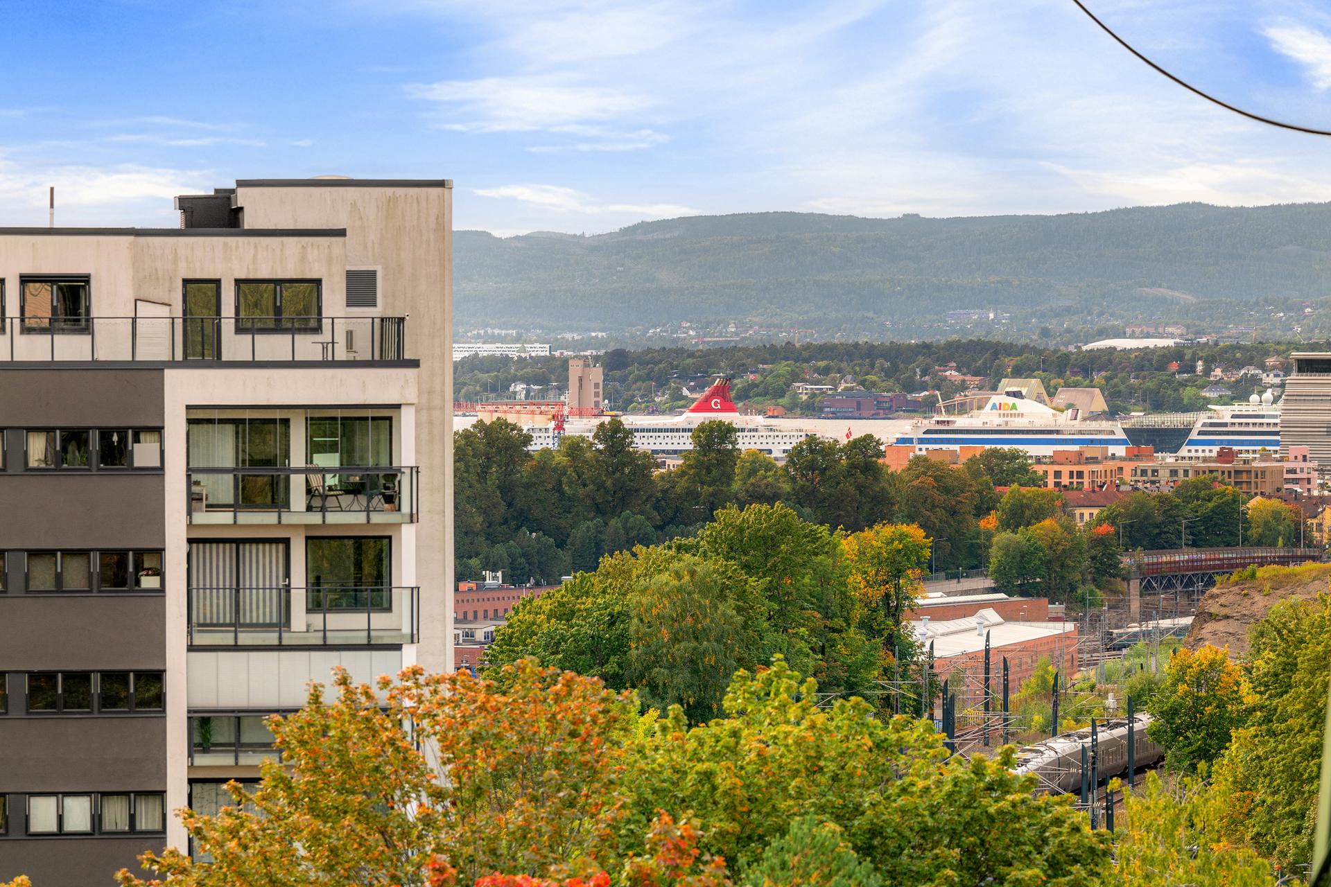 Aksjeleilighet med heisadkomst, sydvestvendt balkong og åpent utsyn mot fjorden.. Bilde nummer 2 av 3