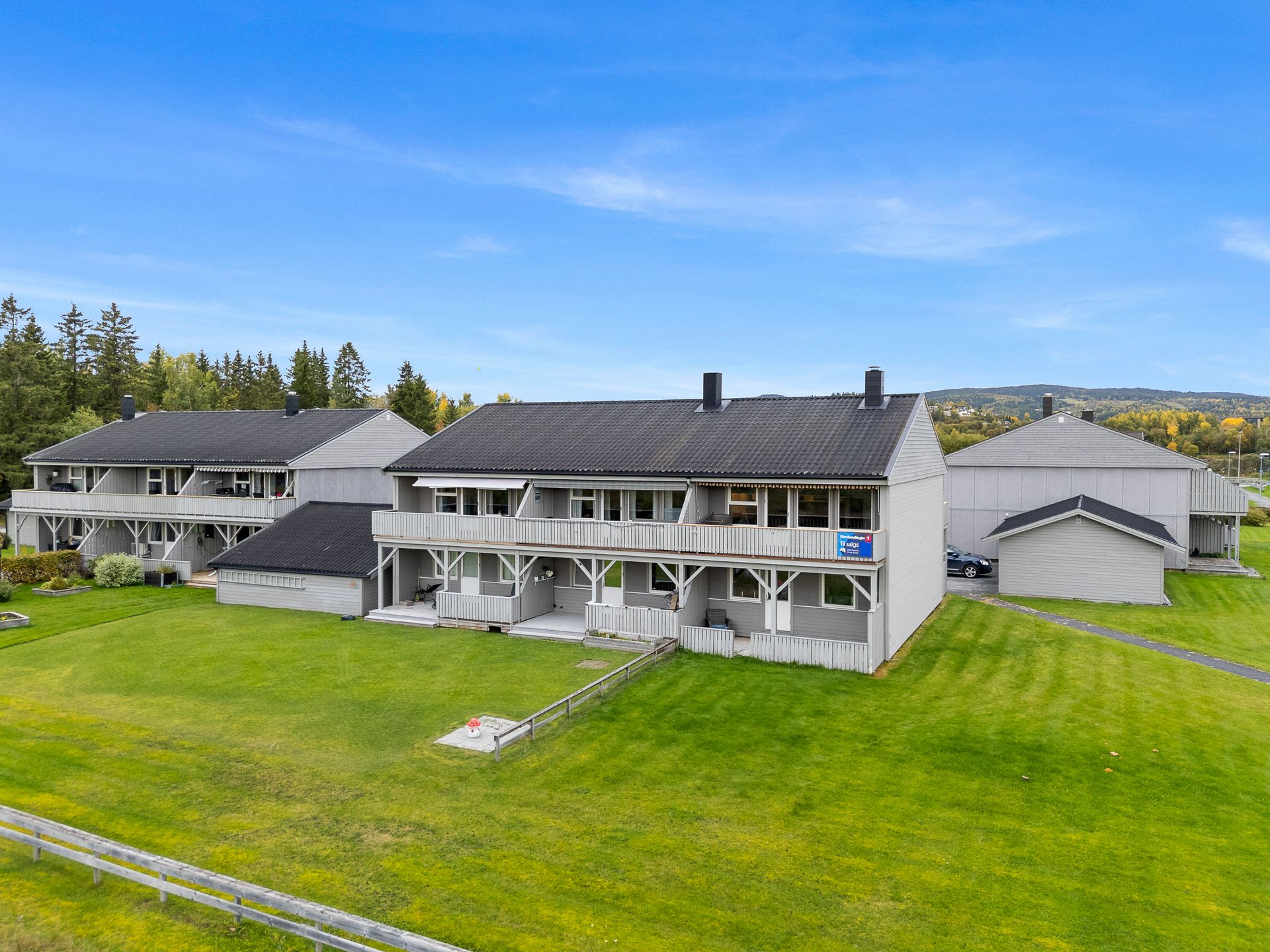 Terrasse og veranda mot sør.  Ligger i enden av rekken. . Bilde nummer 2 av 3