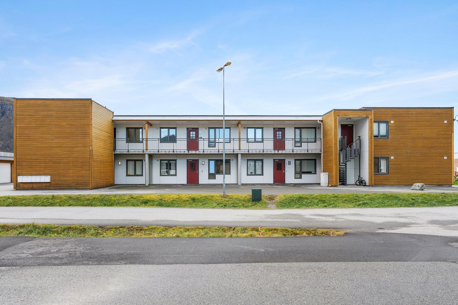 Velholdt 3-roms leilighet med fjordutsikt, balkong og garasjeplass . Bilde nummer 2 av 3