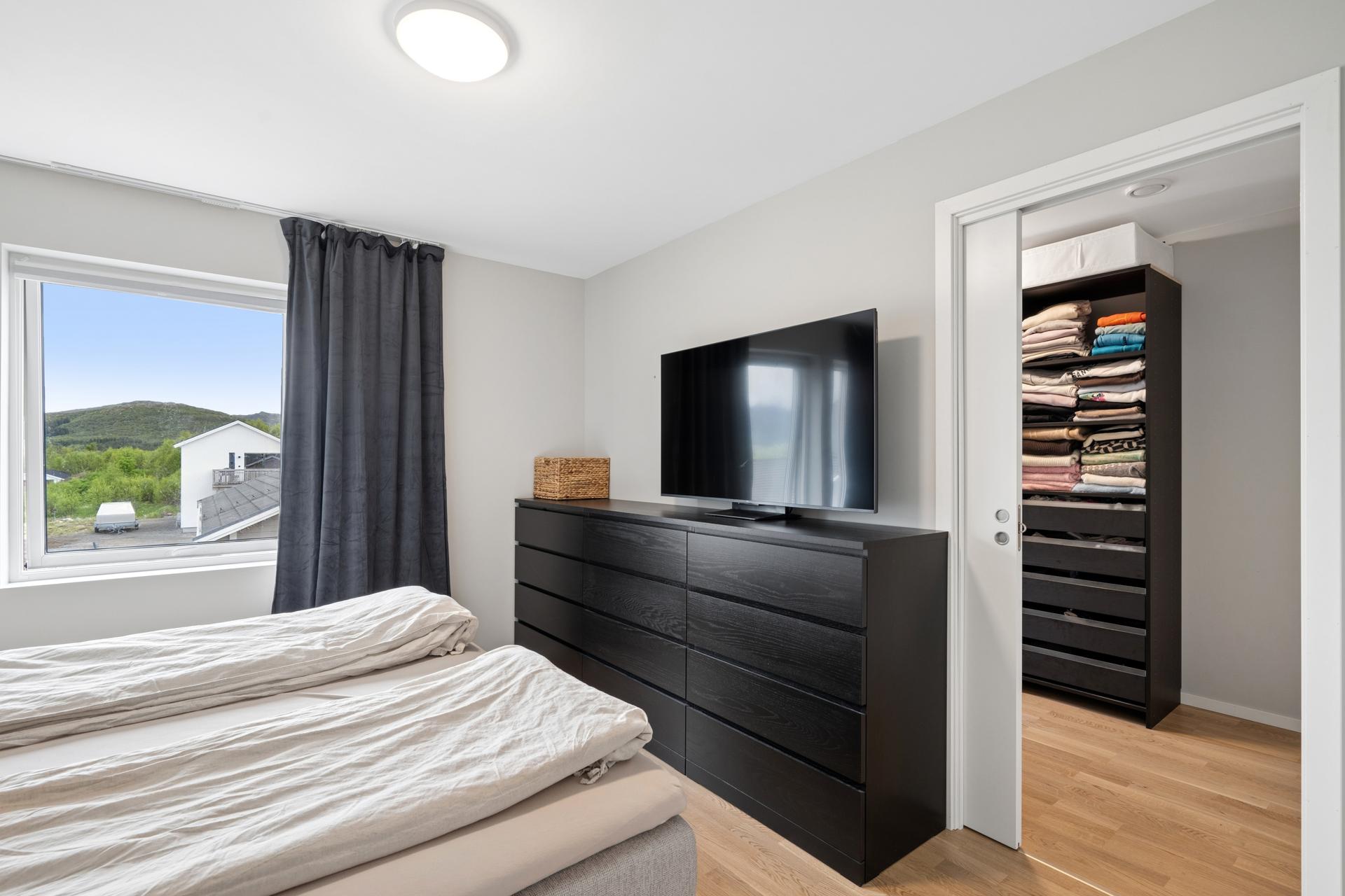 Boligen har fire soverom, der hvor hovedrommet har egen walk-in garderobe. . Bilde nummer 3 av 3