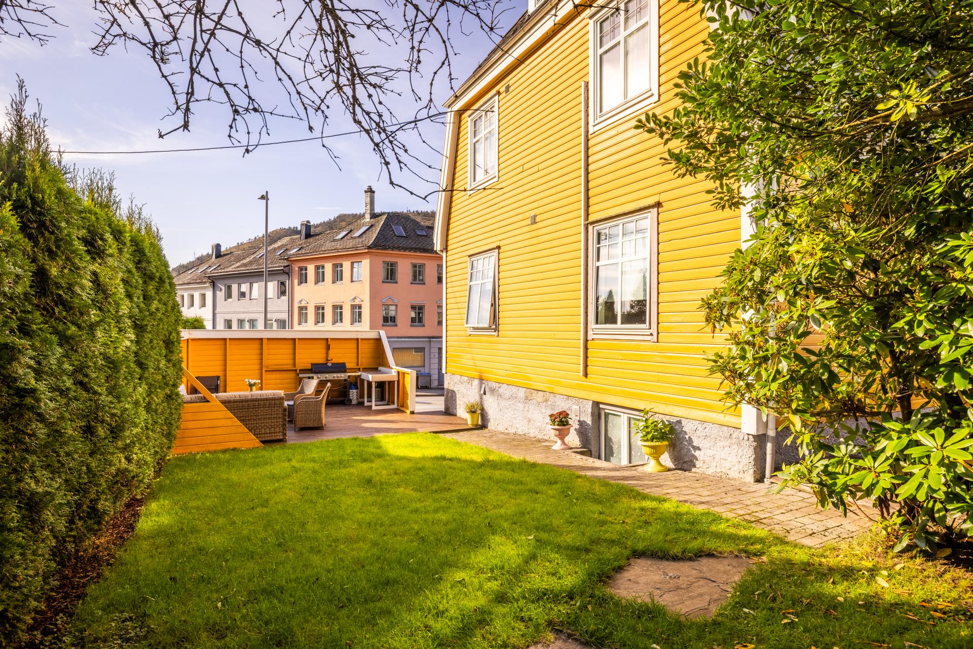 Felles hage med gressplen, hekk og opparbeidet terrasseområde.. Bilde nummer 3 av 3