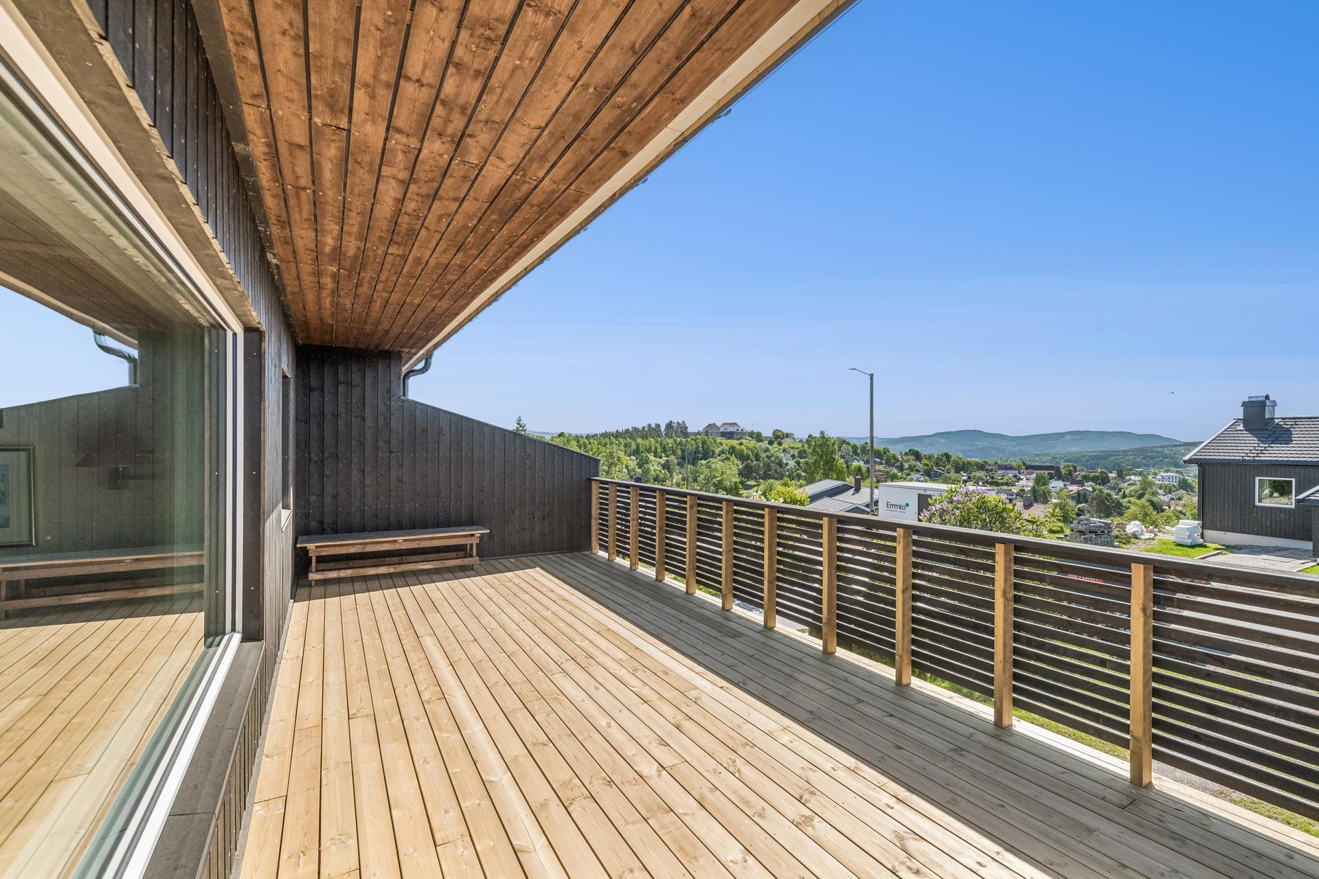 Fra stuen er det utgang til en ny balkong på 26 m²,  med tidsmessig og solid materialvalg.. Bilde nummer 3 av 3